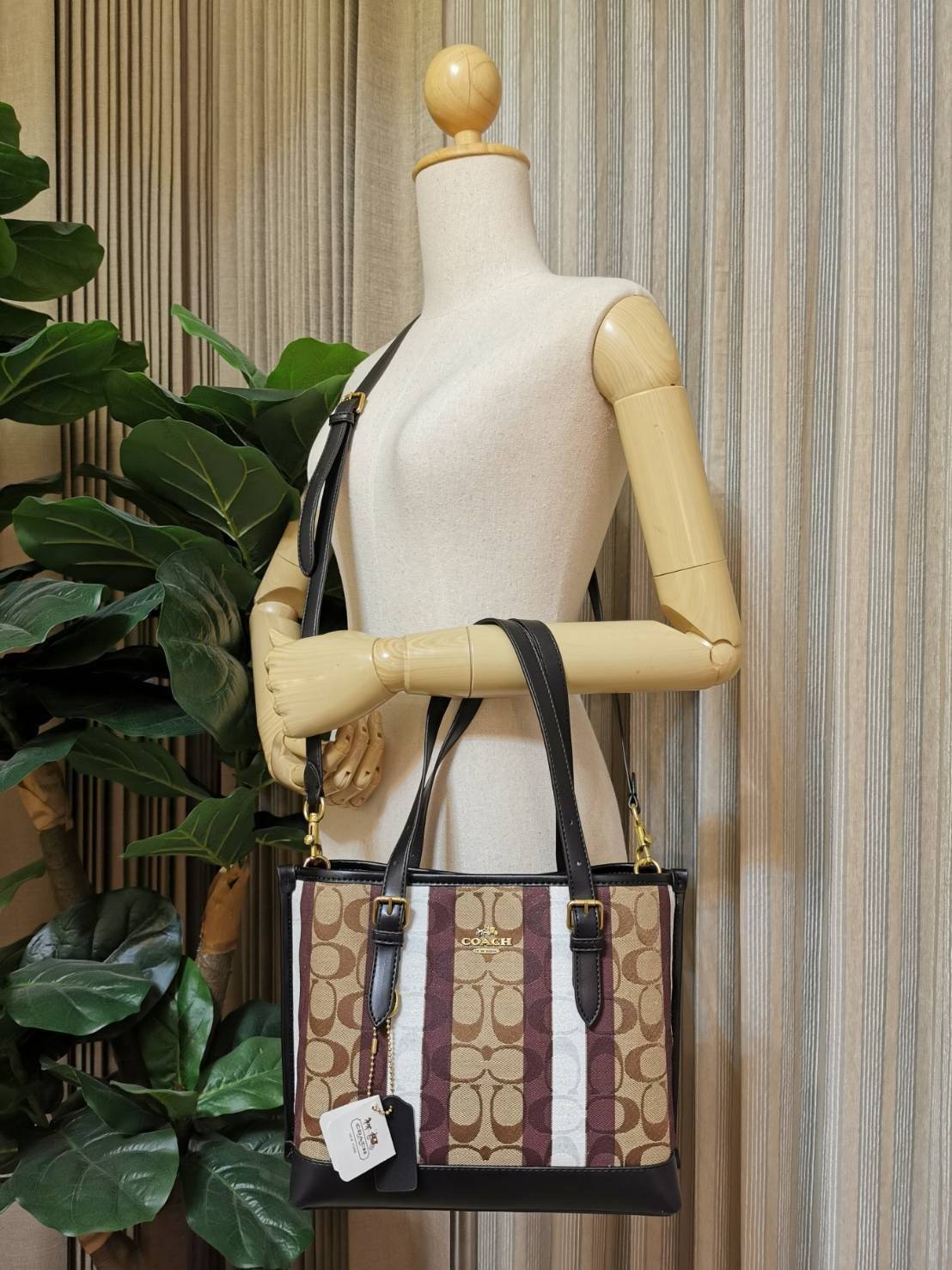 Coach Mollie Tote 25 In Signature Jacquard With Stripes กระเป๋าสะพายใหม่ล่าสุดจาก Coach Factory วัสดุ Canvas & Calfskin ดีไซน์ Casual เทคเจอร์สวยอยู่ทรงด้านหน้าประดับโลโก้แบรนด์ ภายในมีช่องแบ่งแยกเป็นสัดส่วน มีช่องซิปกลาง ใส่มือถือ กระเป๋าสตางค์ยาว ของใช้