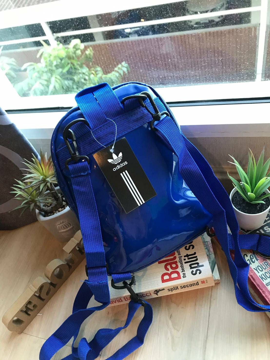 Adidas Classic Mini Backpack กระเป๋าเป้สะพายขนาดกลาง วัสดุหนังแก้ว ขนาดกะทัดรัด กันน้ำได้ เปิดปิดด้วยซิปเดียว ใส่มินิไอแพค กระเป๋าสตางค์ยาวได้ มีสายสะพายสองเส้น สามารถสะพายเป็นทรงครอสบอดี้ หรือเป้ก็น่ารักไปเลยคร้า!