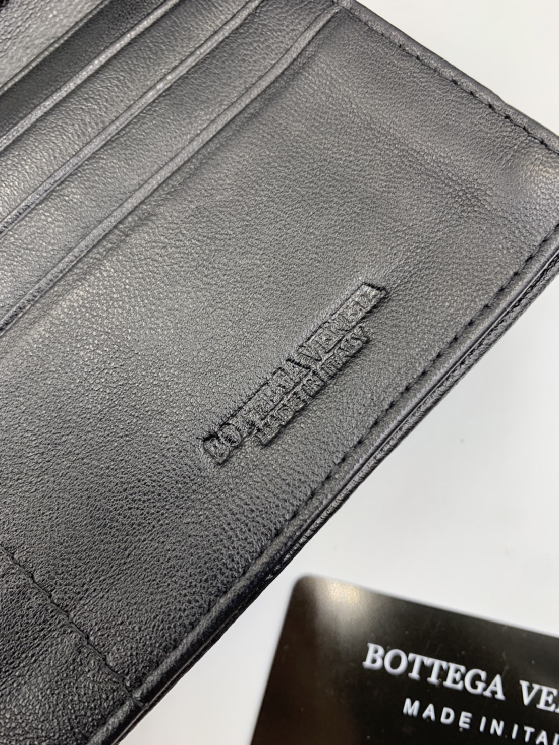 หนังแท้ BOTTEGA VENETA LONG WALLET / BV LONG WALLET / BV Wallet พร้อมส่งที่ไทย กระเป๋าสตางค์ใบยาว 2 พับ รุ่นตามหา มาเท่าไหร่ไม่เคยพอเลยค่า เป็นรุ่นคลาสสิกที่หยิบมาใช้งานได้บ่อยที่สุด งานหนังลูกวัวแท้ทั้งใบ ใช้ทนทานได้นาน ใช้ทนทานได้นานภาพสินค้าถ่ายจากงานข