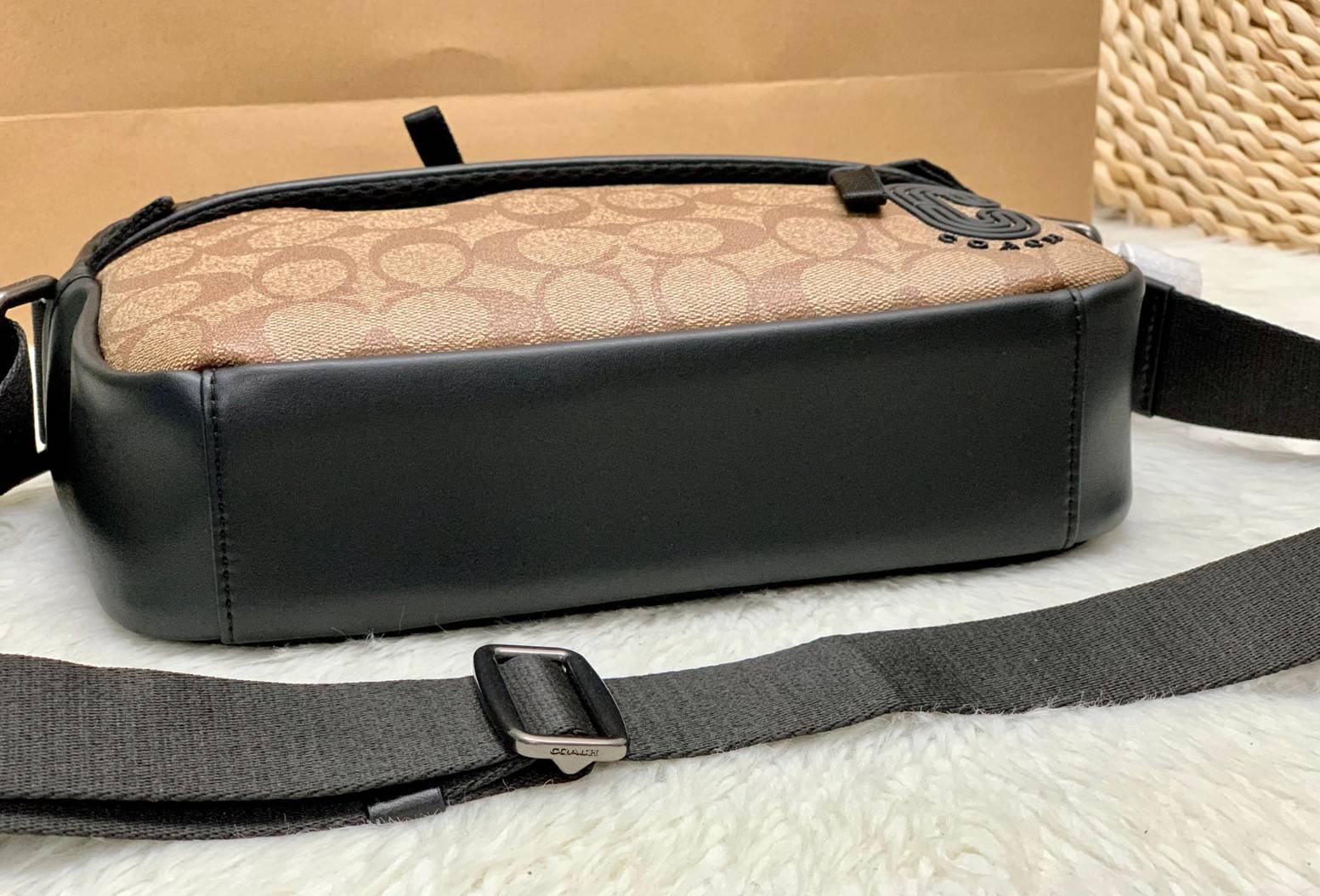 COACH EDGE CROSSBODY IN SIGNATURE CANVAS ((2338//2945)) 🌈สินค้าออกใหม่ พร้อมส่งค่ะ! กระเป๋าสะพายครอสบอดี้ร์ วัสดุหนังแท้ หนังนิ่มอย่างดีค่ะ ด้านหน้ามีช่องซิปซ่อนให้หนึ่งช่อง เปิดปิดช่องหลักแบบซิปคู่ภายในกว้าง ใส่ของได้จุเลยนะคะ มีช่องซิปและช่องเล็