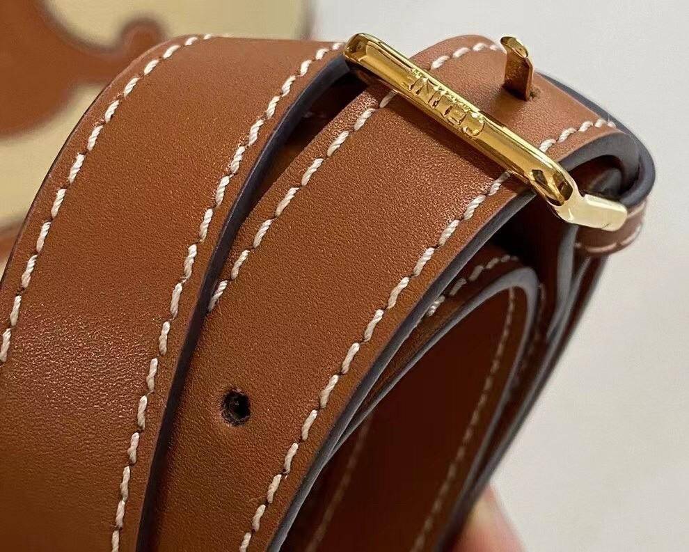 Celine Vip Gift Bag กระเป๋าถือหรือสะพายไหล่ วัสดุ Canvas สวยหรูอยู่ทรง อะไหล่ทอง ติดโลโก้แบรนด์ด้านหน้า หรูหรา มีสายยาว ถอดสายได้ ปรับระดับได้ น้ำหนักเบา มาพร้อมถุงผ้าแบรนด์ ไม่ควรพลาด ใบจริงสวยมากก คุณค่าที่คุณคู่ควรค่า