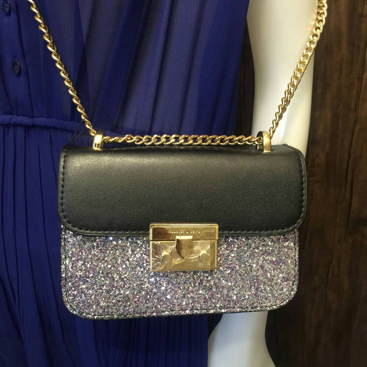 CHARLES & KEITH Mini Square Shaped shoulder bag กระเป๋าสะพายไซส์มินิประดับด้วยกากเพชรวิ้งๆ ติดแน่น อะไหล่ทอง สายสะพายโซ่ ตัวล็อคแบบ บีบดันปลดล็อค ใช้งานง่าย ด้านในมี 3 ช่อง มีช่องซิปด้วย ด้านข้าง ประดับหมุดทรงนูนเหลี่ยม ใส่ iphone+ได้ สบาย ๆ สวยระยิบระยับ