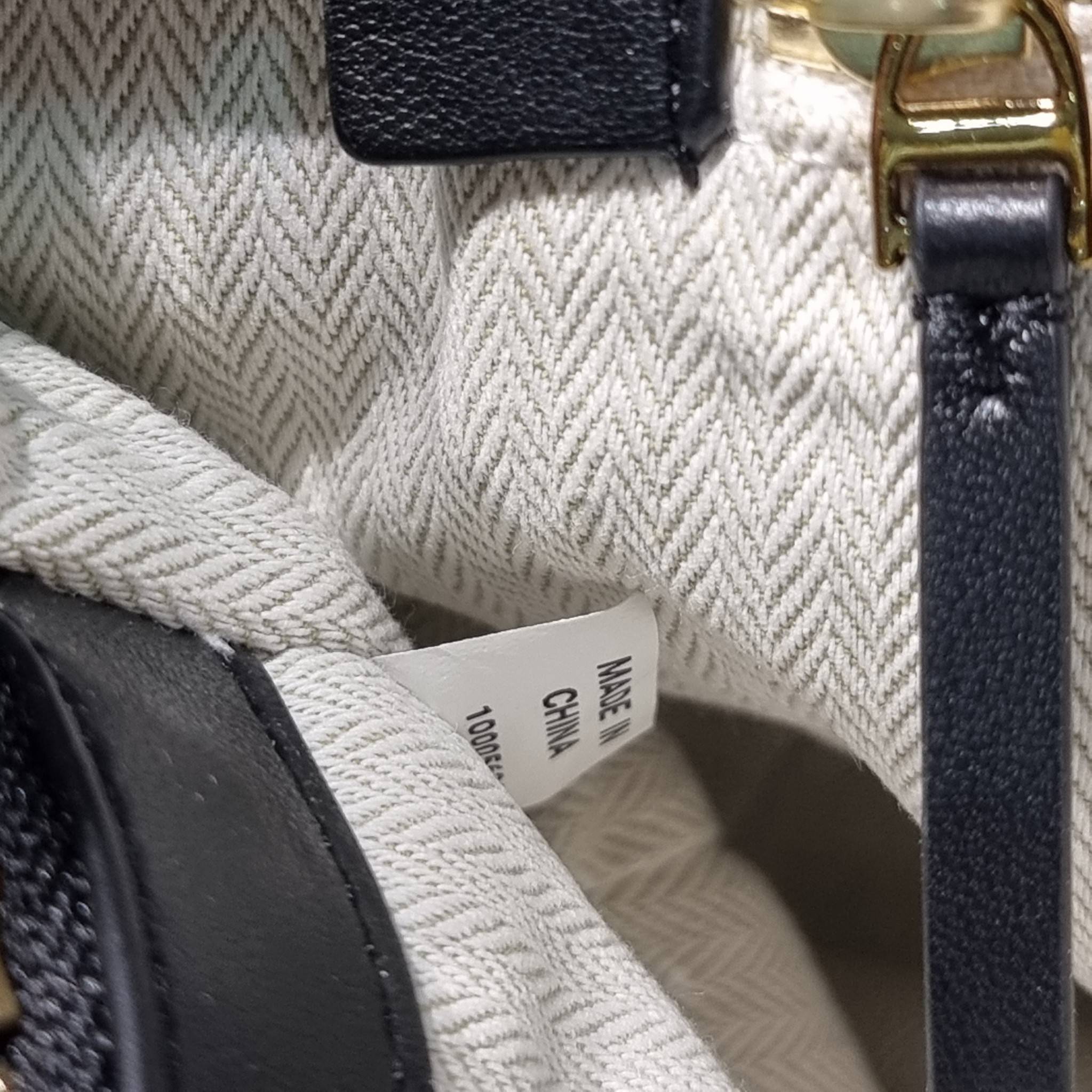 TORY BURCH KIRA CHEVRON TOTE กระเป๋าสะพายรุ่นที่ใครๆก็ต้องมี กับทรงโท้ทไซส์ใหญ่ ใช้ยังไงก็ดูหรู ดีไซน์เฉพาะตัว วัสดุหนังสัมผัสนิ่ม