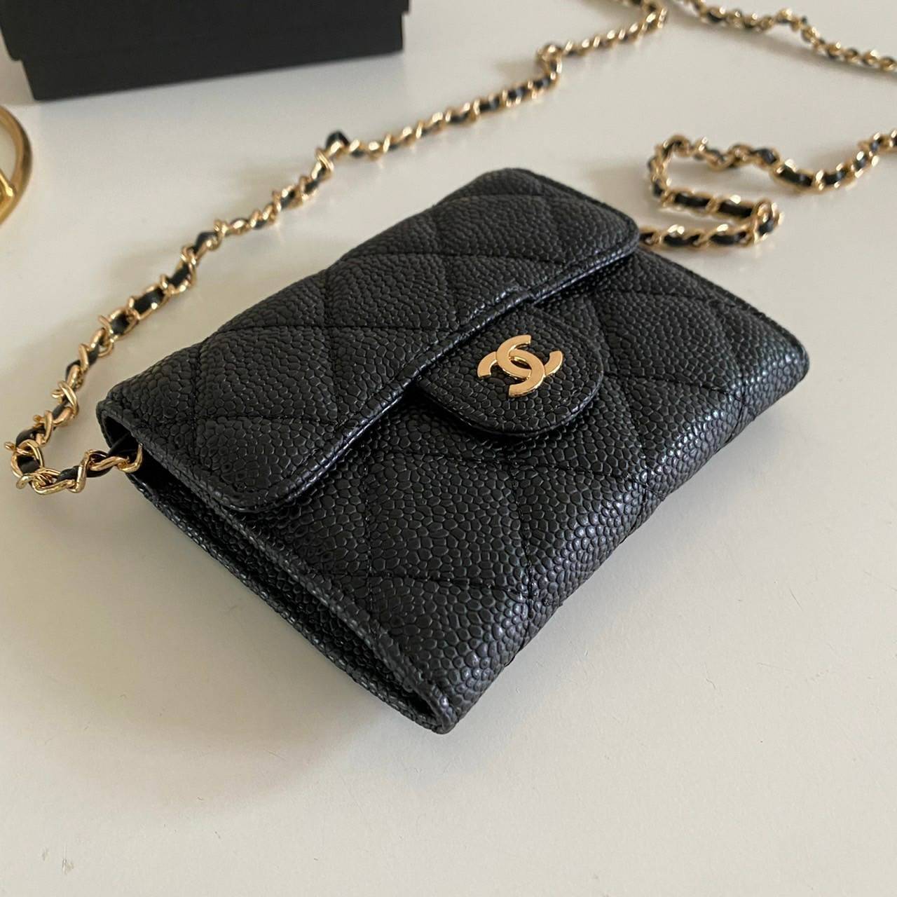 หนังแท้ Chanel wallet on chain / CHANEL BLACK CAVIAR BAG พร้อมส่งที่ไทย รุ่นยอดนิยมไอเท็มฮิตวัสดุหนังแท้คาเวียร์สวยคลาสสิคเปิดปิดด้วยฝาปิดกระดุมด้านหน้ามีโลโก้แบรนด์อะไหล่ทองสวยหรูดูดีมาพร้อมสายโซ่อะไหล่เงินและทองร้อยหนังจะสะพายไหล่ หรือ Crossbody ก็ดูดี 