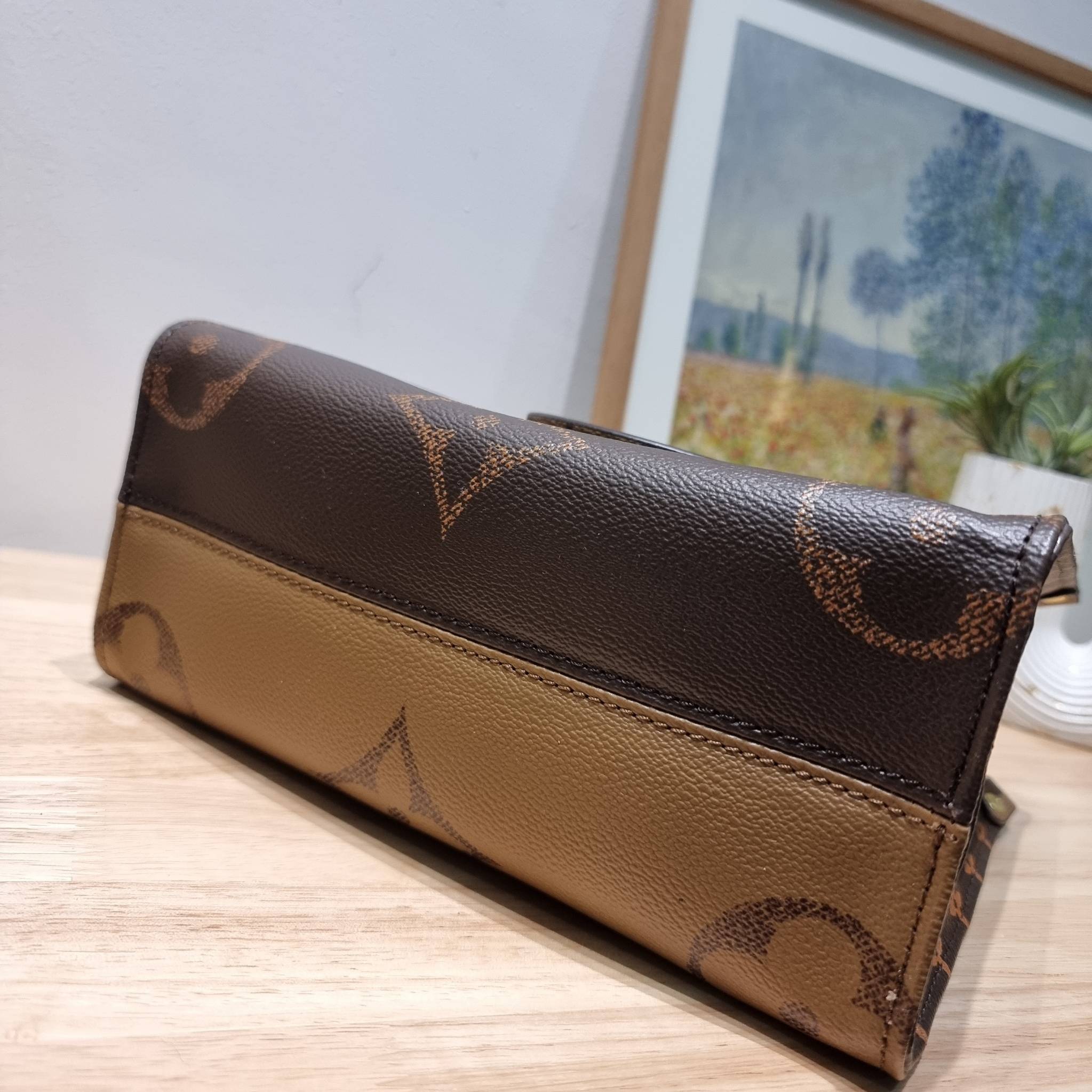 LV Onthego Small Bag กระเป๋าทรงโท้ทดีไซน์ใหม่ พร้อมสายสะพายสปอร์ตและใบลูก LV small tote with strap โทนสีคลาสสิคใช้งานง่าย ตอบโจทย์ได้ทุกลุค ทุกสไตล์