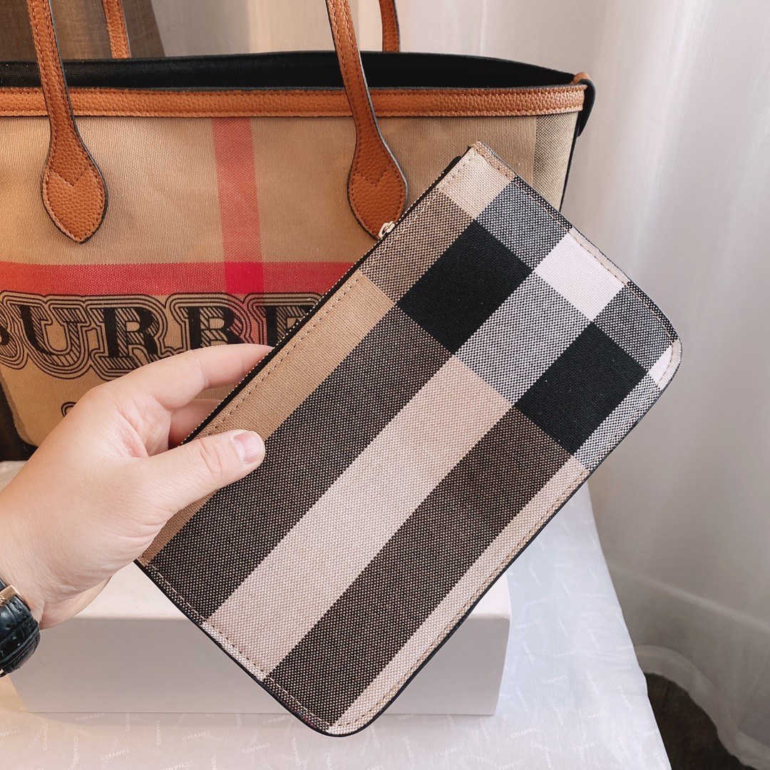 BURBERRY DUO TOTE VINTAGE BAG VIP GIFT WITH PURCHASE (GWP) พรีเมี่ยมกิ๊ฟ Limited Edition จากBURBERRY *ซื้อ1ได้ถึง2ใบ 👏👏 วัสดุหนังCANVAS หูหิ้วหนัง ภายในมีช่องใส่ของโล่งกว้าง สามารถใส่มือถือ ipad ของจุกจิกได้