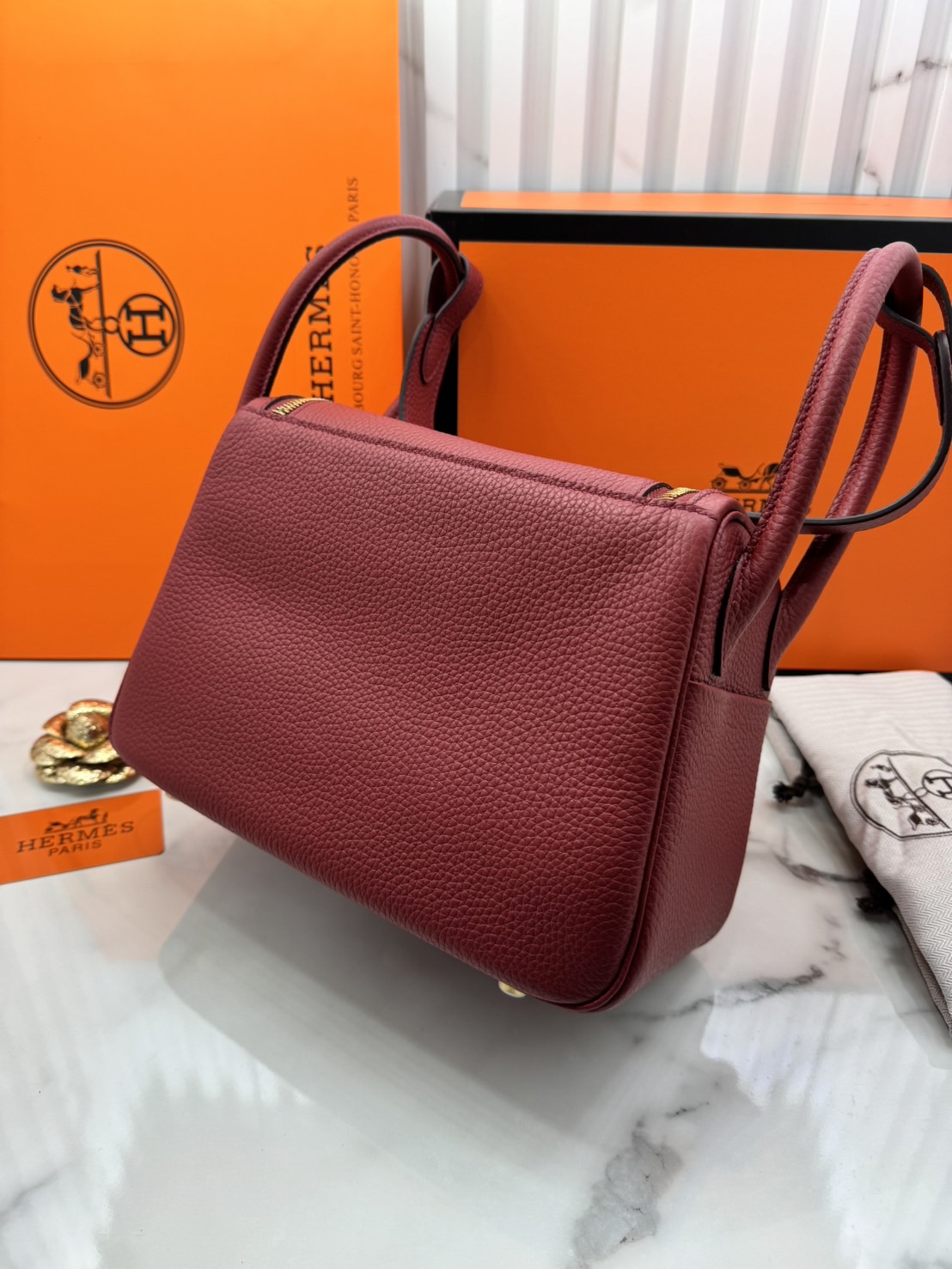 พร้อมส่ง 15 สี HERMES Lindy 26 bag กระเป๋าทรงโท้ทหนังสวยอย่างดี เอกลักษณ์ของความเรียบหรูไฮคลาสอย่างสมบูรณ์แบบ เกรดออริ สลับแท้ งานสวยตามรูป ใช้งานต่างประเทศได้
