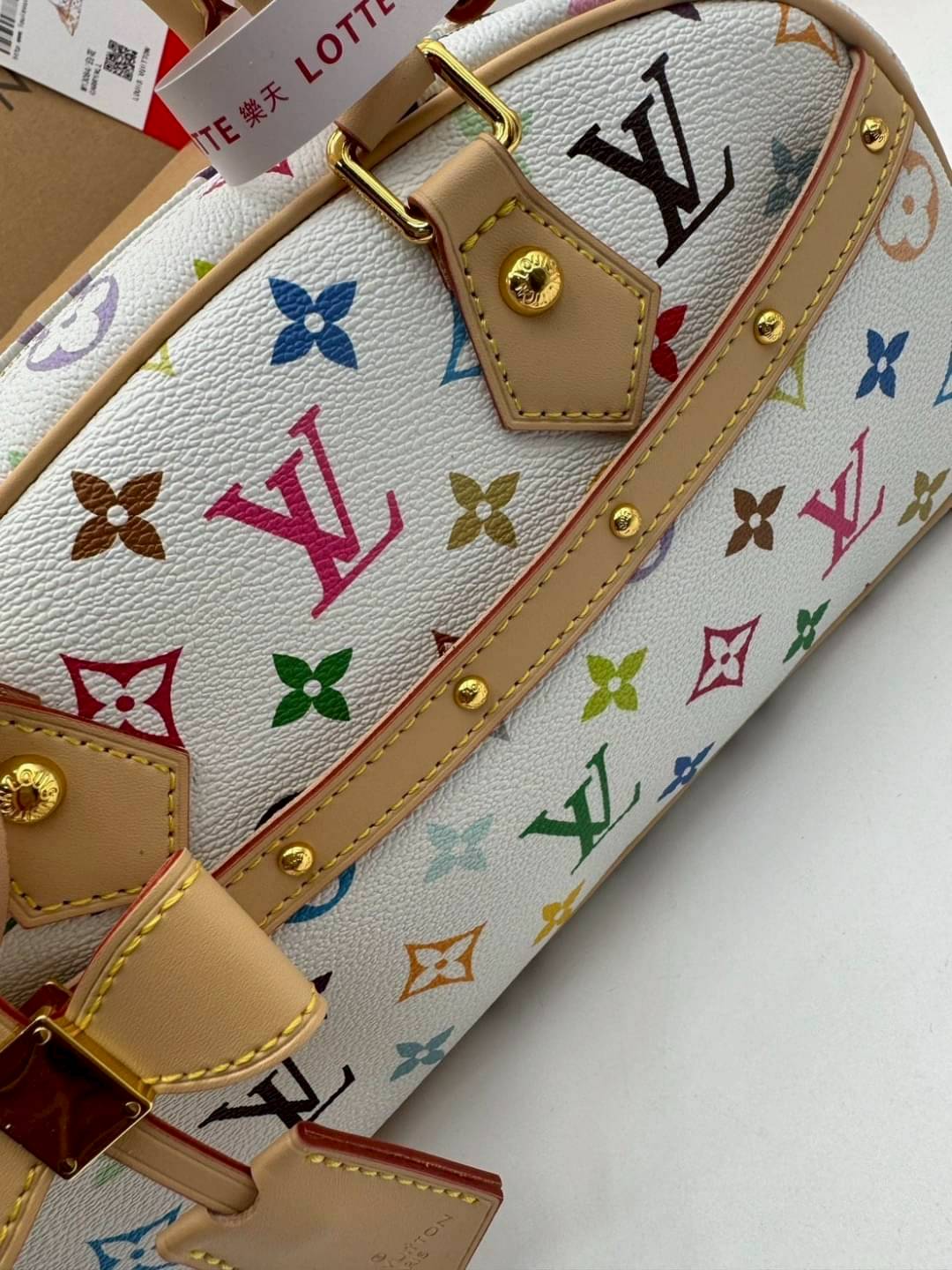 LV x TM Handbag East West Murakami กระเป๋าทรงโท้ทรุ่นท็อปฮิต กับดีไซน์ใหม่ต้อนรับฤดูร้อน โดดเด่นด้วยการตกแต่งลายพิมพ์ โทนสีสดใสสะดุดตา มาพร้อมพวงหนังห้อยรูปโบว์และแท็กปั้มแบรนด์ จับในตัวพร้อมสายสะพายข้าง รูปทรงสวยตลอดกาล