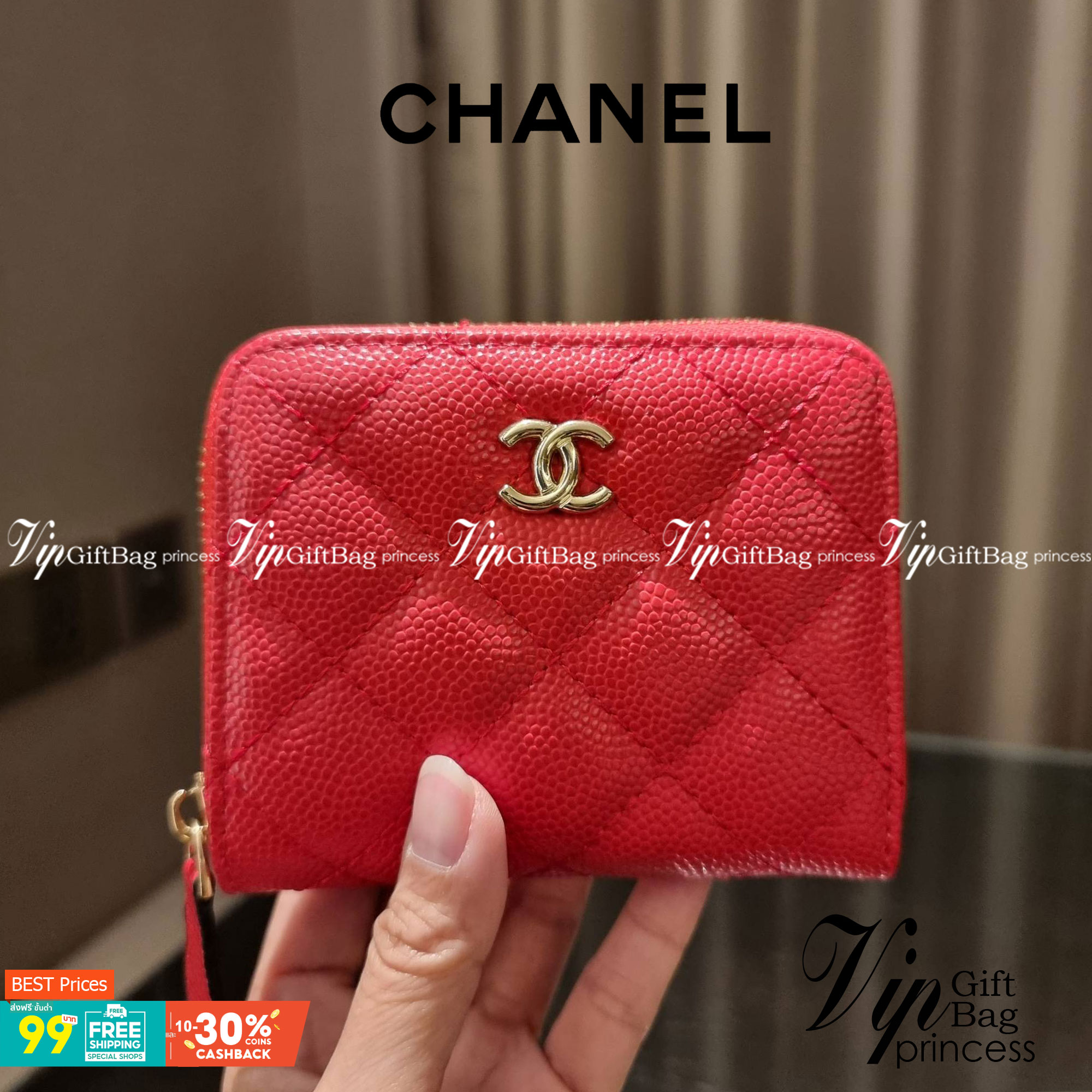 กระเป๋าสตางค์ใบสั้นรุ่นซิปรอบ จาก Chanel เรียบหรู ดูไฮน์ วัสดุหนังสังเคราะห์ลายคาร์เวีย ด้านในเป็นหนังซาฟเฟียโน่ เปิด-ปิดด้วยซิป รูดใช้งานง่าย ภายในกระเป๋ามีช่องใส่บัตร ใส่ธนบัตรได้ (แบบพับ) ดีไซน์เรียบหรูตามสไตล์ ใช้แล้วเฮง ใช้แล้วรวย จัดเลยจ้าา 🥰