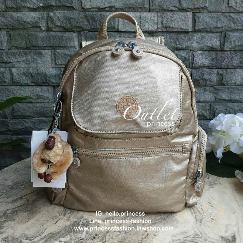Kipling Matta Small Metallic Backpack รุ่น KI1490 คอลเลคชั่นใหม่ชนช้อป!!กระเป๋าเป้ขนาดกำลังดี วัสดุไนล่อนเคลือบกันน้ำ มีน้ำหนักเบา มีช่องเก็บของหลายช่อง แบ่งเป็นช่องด้านหน้า 2 ช่องและด้านข้างอีก 2 ช่อง ช่องใหญ่ปิดเปิดด้วยซิปคู่ภายในมีช่องซิป ช่องใส่ของจุก