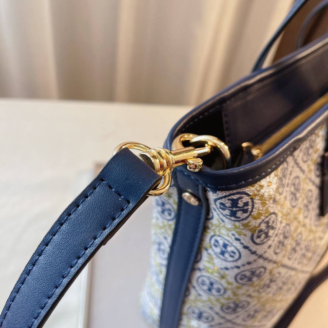 OUTLET ของแท้ 💯% TORY BURCH T MONOGRAM FLORAL VINE SMALL TOP-ZIP TOTE BAG คอลเลคชั่นรุ่นยอดนิยม กระเป๋าช้อปปิ้งเดซี่ล่าสุด ทรงใบใหญ่ ทรงสวยคลาสสิค มีดีไซน์เก๋โดดเด่นลายทางตรงกลาง ตัวกระเป๋าลงลายโซ่ คาดด้วยลายฟลอรัลสีเหลือง เพิ่มความน่ารัก สวยหรูมา
