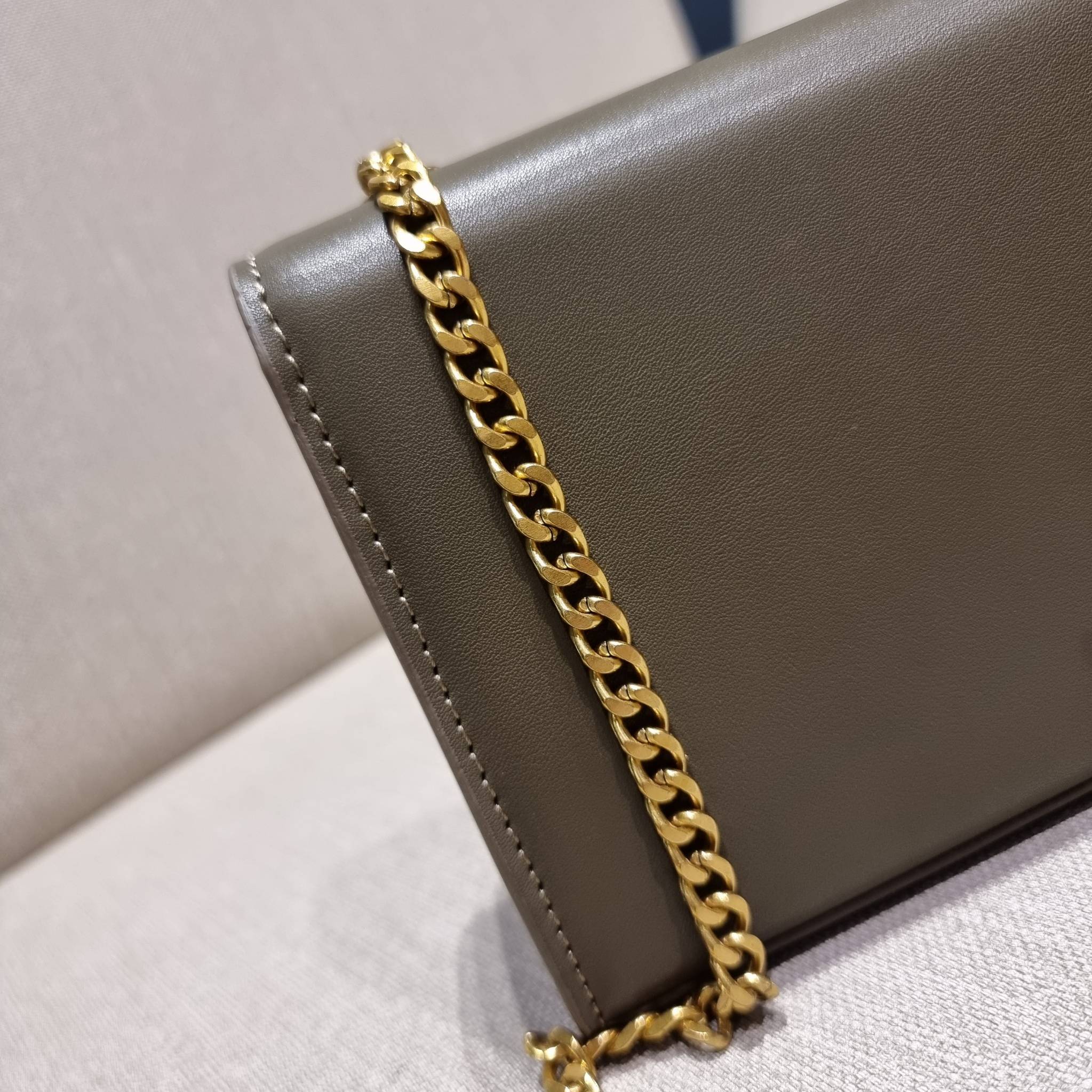 Yves Saint laurent small kate bag สุดหรู ทรง woc ที่แสนจะฮอตปรอทแตก ดีไซน์เรียบ แต่แอบมีดีเทลความหรูที่พู่ห้อยสีทองโดดเด่น เพิ่มความแพงอีกหนึ่ง วัสดุหนังแท้สัมผัสดีงาม ใช้งานง่ายเพียงแค่เปิด-ปิดด้วยกระดุมแม่เหล็ก ภายในเป็นช่องโล่ง มีช่องใส่บัตร ใส่มือถือ 