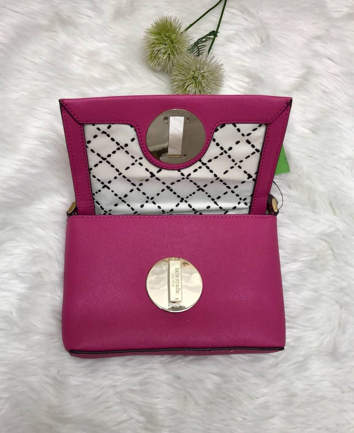 Kate Spade New York Crossbody Bag กระเป๋าสะพาย crossbody size mini กำลังน่ารัก วัสดุหนังลาย saffiano น้ำหนักเบา ด้านหน้ามี logo brand เปิดเปิดกระเป๋าแบบหมุนล็อค ภายในโล่งใส่มือถือได้ทุกรุ่น ใส่กระเป๋าสตางค์ใบสั้น, มือถือได้ทุกรุ่น ภายในมี 1 ช่องเล็ก ใส่มื