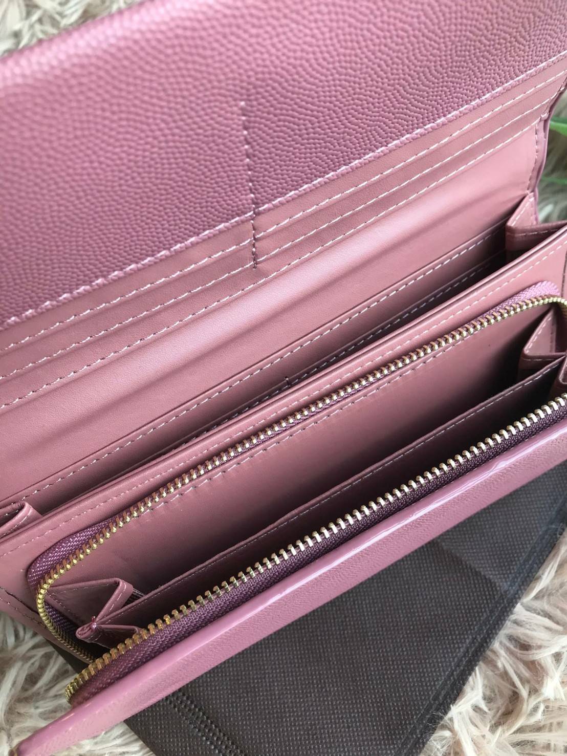 CHARLES & KEITH TASSEL DETAIL LONG WALLET รุ่นขายดี!! กระเป๋าสตางค์ใบยาว ขนาดกำลังพอดีมือ วัสดุหนังลายคาเวียร์ เปิดปิดด้วยแถบแม่เหล็ก มีดีเทลที่หัวซิปอะไหล่ทองเป็นพู่สั้นๆกำลังดี ภายในมีช่องซิป ช่องธนบัตร และช่องเสียบการด์แยกเป็นสัดส่วน ด้านหลังมีช่องเพิ่