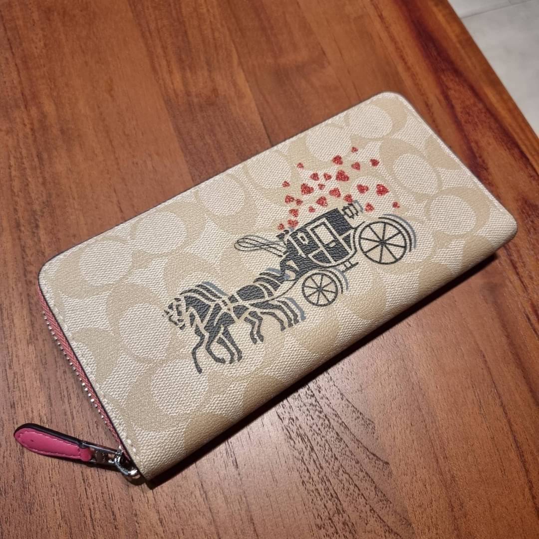 COACH ACCORDION ZIP WALLET IN SIGNATURE CANVAS กระเป๋าสตางค์ใบยาวนี้ที่เหมาะกับการใช้งานทุกรูปแบบ นอกจากเพิ่มความมั่นใจแล้ว ยังทำให้ชีวิตของเราง่ายขึ้นอีกด้วย โดยการเปิดปิดแบบซิปรอบ สามารถใส่ธนบัตร เหรียญ บัตรต่างๆได้หลายใบเลยทีเดียว ขนาดของกระเป๋าสามารถถ