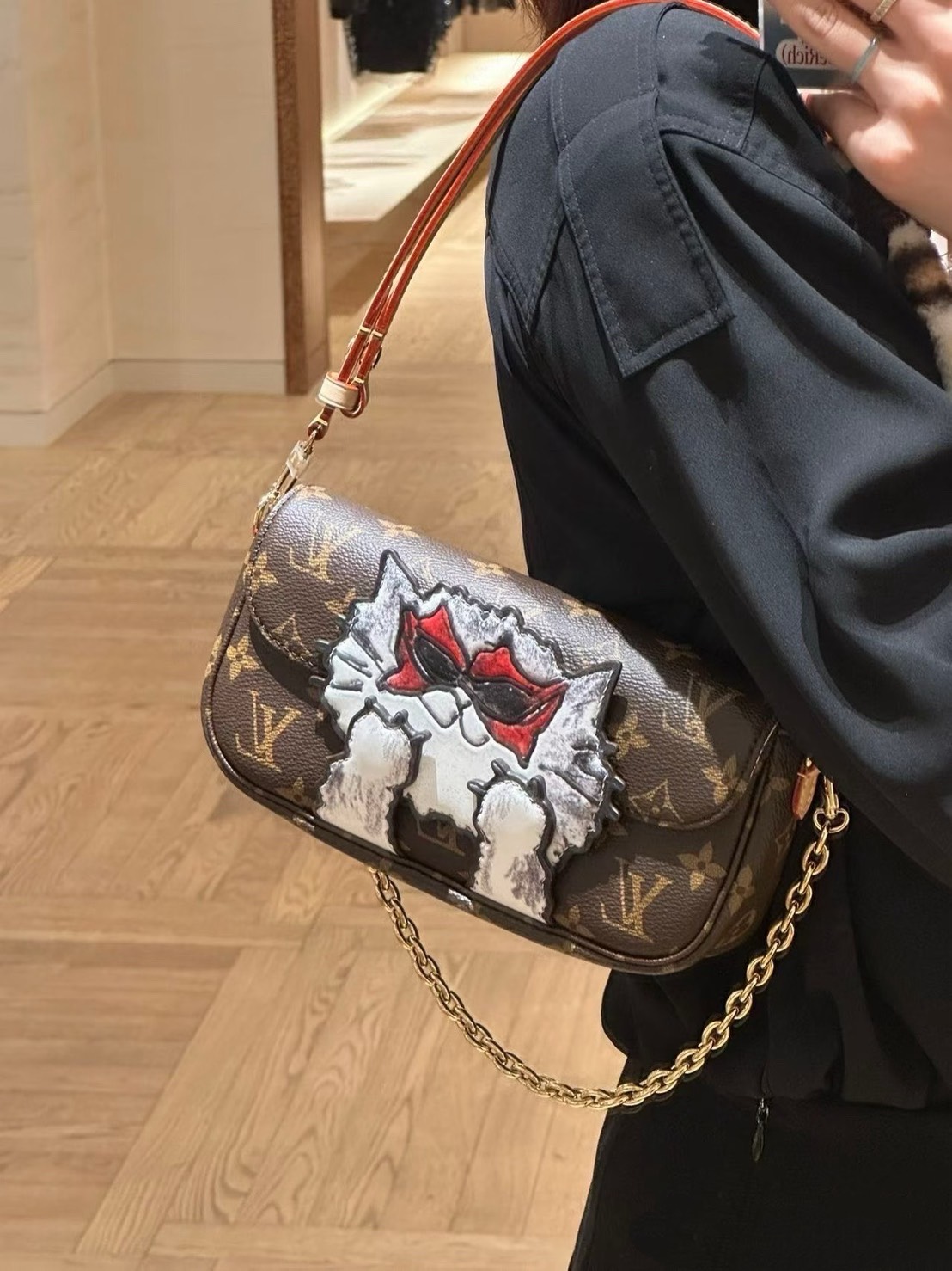 ORI หนังแท้ | LV Ivy chain wallet love of cats กระเป๋าสะพายไอวี่ดีไซน์กระเป๋าสตางค์ โดดเด่นด้วยการตกแต่งภาพประกอบแสนสดใสที่วาดมือลายน้องแมว พร้อมช่องใส่บัตร สายสะพายหนังและโซ่ถอดได้