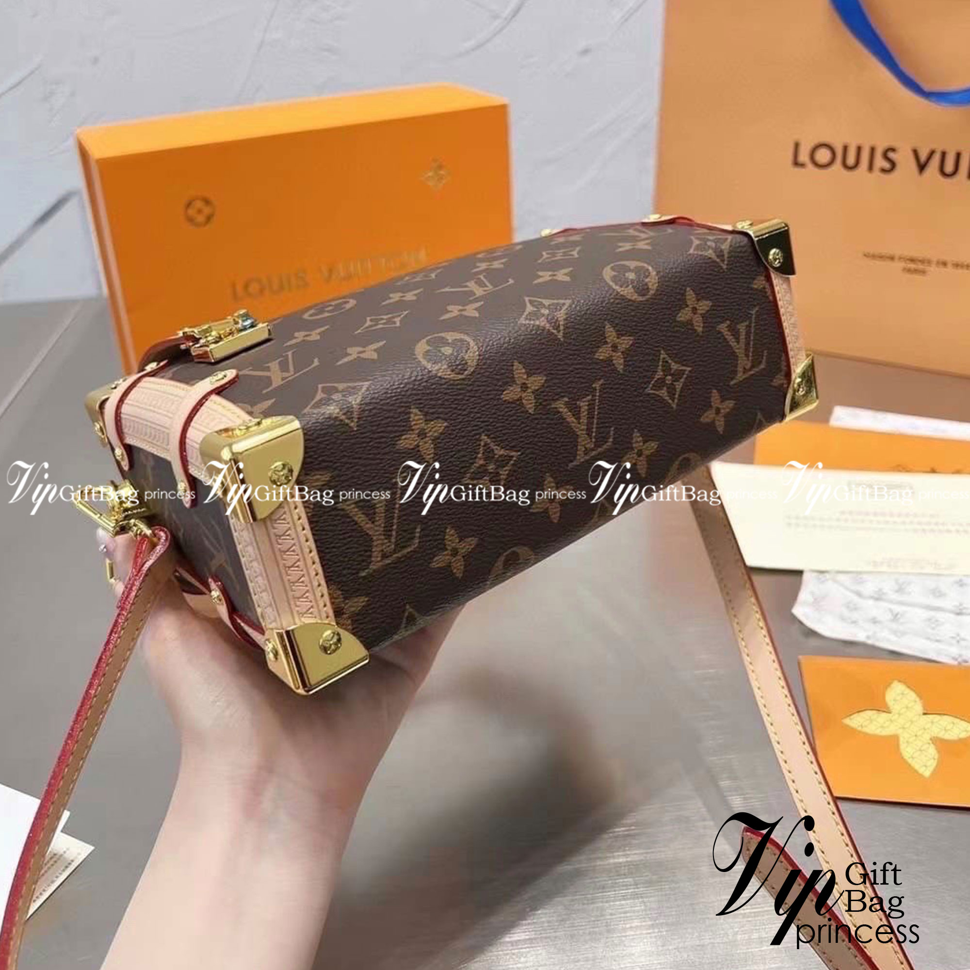 LV Side trunk pm / LV Soft Box Side Trunk Ladies Shoulder Messenger Bag กระเป๋าสะพายทรงกล่อง ที่สาวๆเรียกร้อง วัสดุหนังแคนวาส ดีไซน์ทุกอย่างได้ลงตัว หรูหรา อัพลุคได้ทุกสไตล์ ราคาสุดคุ้ม รุ่นนี้เป็น unisex ด้วยน้า ใช้ได้ทั้งหนุ่มๆและสาวๆไปเลย
