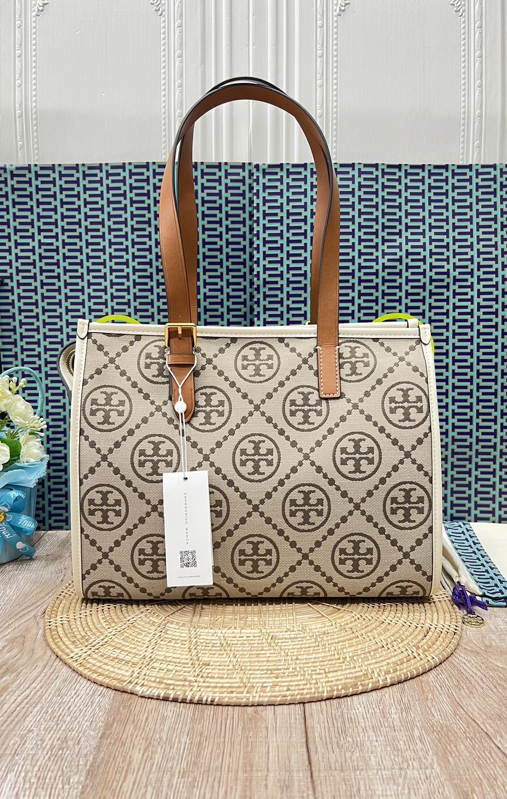 Tory Burch Small T Monogram Tote / TORY BURCH Shopper Tote Bag 32cm ใบใหญ่ กระเป๋าทรงโท้ท รุ่นใหม่ Square Tote ตกแต่งขอบด้วยหนังหรู มาพร้อมช่องเก็บของที่จุของได้มากมาย และสายจับกระเป๋าที่สามารถสะพายขึ้นไหล่ เหมาะสำหรับการใช้งานหลากหลายรูปแบบ รังสรรค์ลงบนก