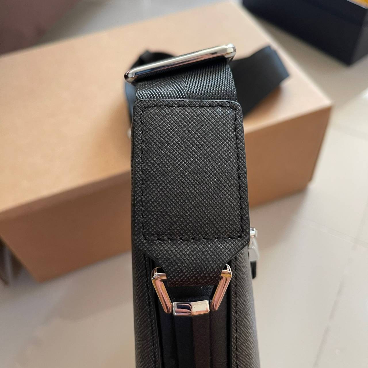 หนังแท้ PRADA SAFFIANO MAN BAG รุ่นตามหา Rare item!! กระเป๋าสะพายข้างคุณผู้ชาย งานสวยมาก เป็นหนังแท้ทั้งใบ ใส่ ipad ได้ จุของได้เยอะพอสมควรเลยค่ะ งานเรียบแต่หรูสุดๆ คุณภาพเกินราคาจริงๆ ค่าา