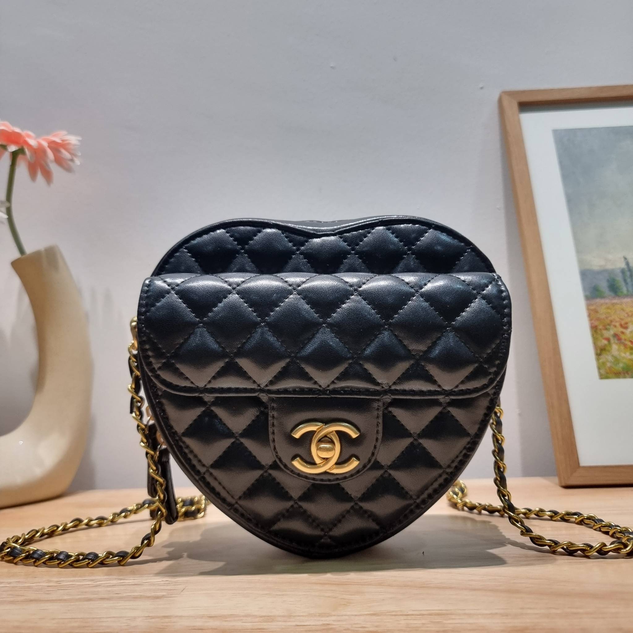 CHANEL Heart Bag Lambskin & Gold-Tone Meta สวยมาก มงลงมาก!! กระเป๋าสะพายสุดคิ้วท์ ที่ดีไซน์รูปทรงหัวใจไม่ซ้ำใคร น่ารักทุกสี น่าใช้ไปเลยแม่!! วัสดุหนังแกะฟอกสี เปิด-ปิดด้วยซิป ด้านหน้ามีช่องเก็บของจุกจิก ภายในเป็นช่องโล่ง ใส่มือถือ ใส่กระเป๋าสตางค์สั้นได้ 
