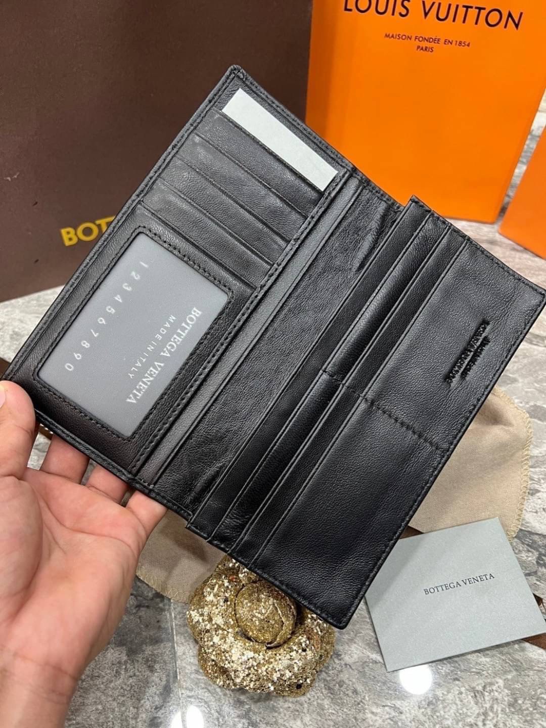 VIP 】หนังแท้ BOTTEGA VENATA WALLET กระเป๋าสตางค์ใบยาว รุ่นตามหา มาเท่าไหร่ไม่เคยพอเลยค่า เป็นรุ่นคลาสสิกที่หยิบมาใช้งานได้บ่อยที่สุด งานหนังแท้ทั้งใบสวยมากนะคะ ใช้ทนทานได้นานเลย ภาพสินค้าถ่ายจากงานขายจริง พร้อมส่งที่ไทยราคาสุดคุ้มห้ามพลาดค่ะ!