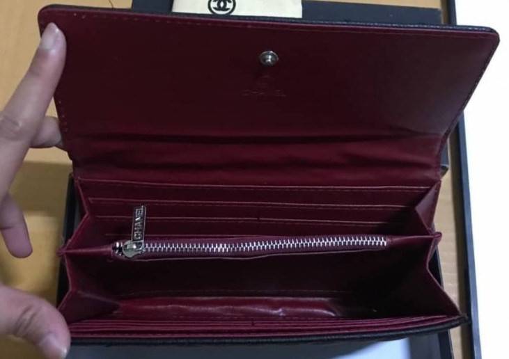 CHANEL WOMEN'S WALLET กระเป๋าสตางค์ใบยาว หนังนิ่มขึ้นลายตารางด้านหน้าประดับโลโก้แบรนด์สวย เปิดปิดด้วยฝาปิด ภายในมีทั้งช่องใส่ธนบัตร แบงค์พัน และช่องใส่บัตรหลายช่องแยกเป็นสดส่วน ภาพถ่ายจากสินค้าจริงสวยน่าใช้ค่ะ มาพร้อมกล่องแบรนด์ ถุงกระดาษ ถุงผ้าแบรนด