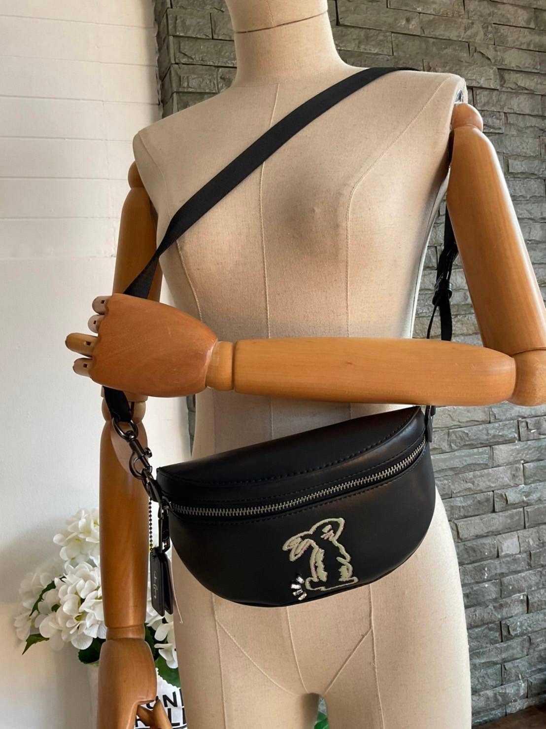 COACH SELENA BELT BAG WITH BUNNY (39315 Pink) / (39316 Black) กระเป๋าสะพาย/คาดอก/คาดเอว รุ่น Limited Edition น่ารักมาก💕 วัสดุหนังแท้ หนังนิ่มอยู่ทรง เปิด-ปิด ด้วยซิป ใส่ Iphone+ กระเป๋าสตางค์ใบสั้น ใส่ของจุกจิกได้ ด้านหลังมีอีก 1 ช่องซิป สายปรับระ