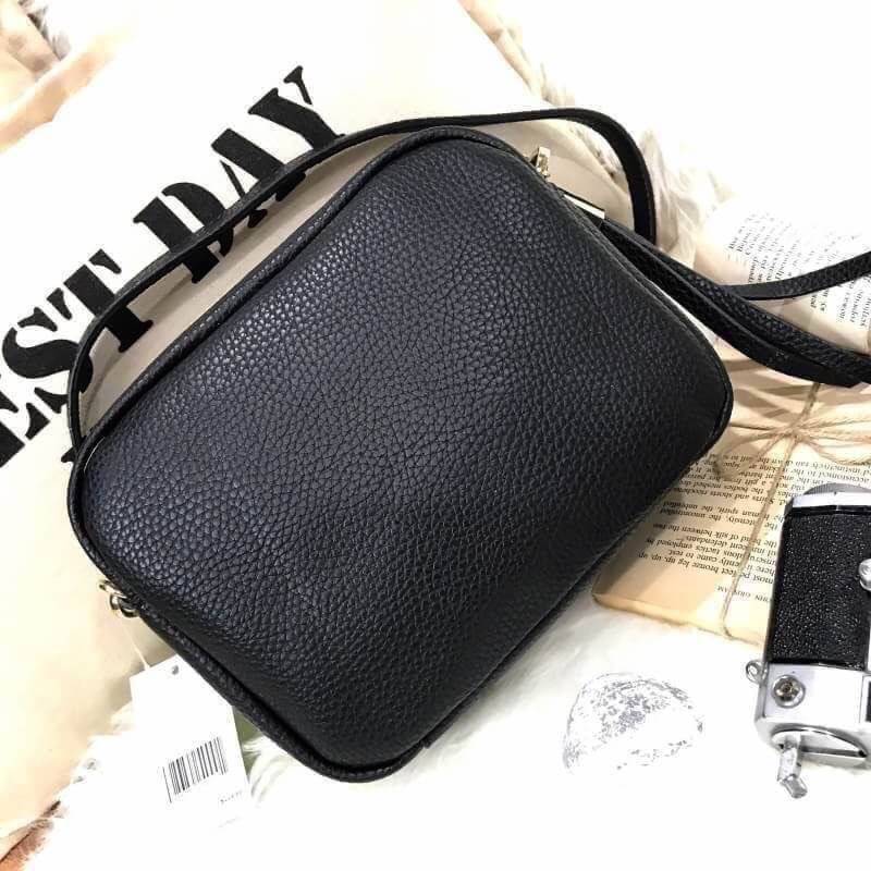 Kate Spade New York Mini Leather Shoulder Bag กระเป๋าสะพายขนาดมินิหนังสวยหรูอยู่ทรงด้านหน้าประดับโลโก้เเบรนด์สีทอง มาพร้อมหัวซิปพู่หนัง และสายสะพายยาวปรับระดับได้ ภายในมีโลโก้ ช่องซิป ช่องใส่ของ ใส่กระเป๋าสตางค์ มือถือ iphone ของจุกจิกได้เยอะ สะพายข้างหรื