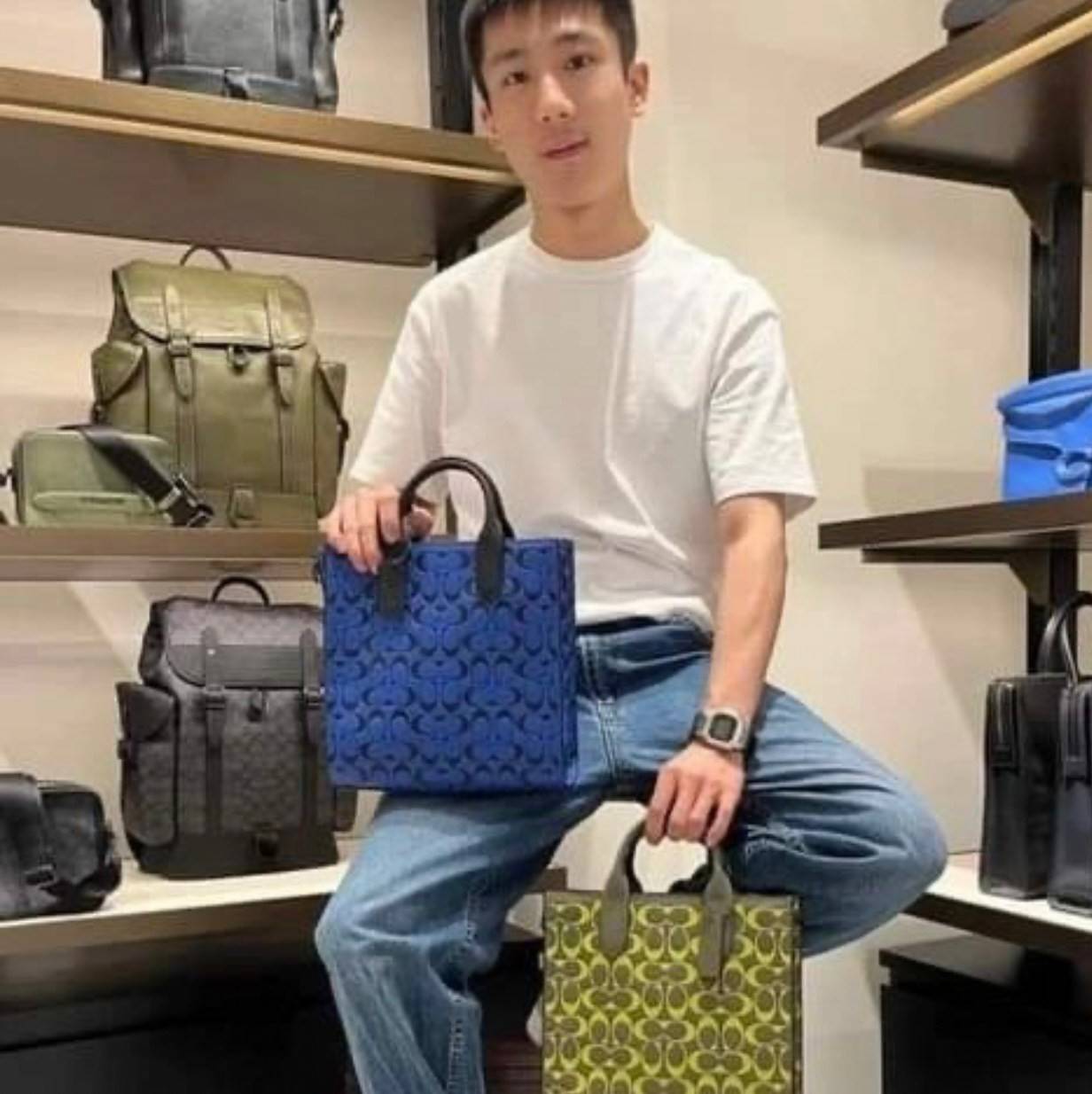 COACH COLORFUL GOTHAM TOTE SIGNATURE ((CA814)) รุ่นนี้ใช้ได้ทั้งผู้ชายและผู้หญิง ขนาดกลางๆกำลังสวยเลยค่ะ ใหม่ล่าสุด ก่อนใคร! กับกระเป๋าที่รังสรรค์สีออกมาได้สดใส เรียกได้ว่าจัดเต็มในเรื่องสีมีเดียวค่ะ หนังแท้ ลายหนังสวย บวกกับโลโก้แบรนด์ทั้งใบที่ลงลายสีได้