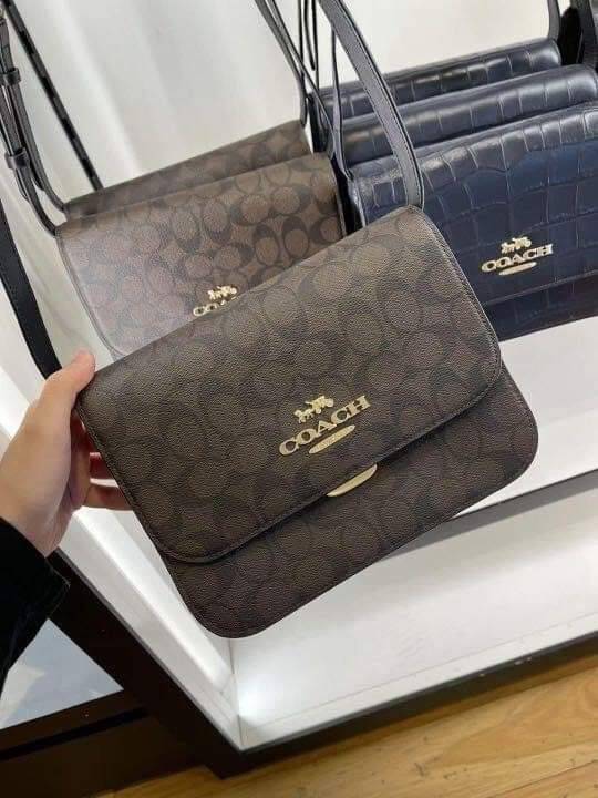 COACH BRYNN FLAP CROSSBODY IN SIGNATURE CANVAS (COACH C5633)🍁สวยหรู ทะลุ เกินเบอร์มาก//กระเป๋าสะพายข้าง หรือจะถือเป็นครัชก็เก๋แบบเลิศๆ>> มีสายยาวถอดได้ ปรับระดับได้ //วัสดุหนังแคนวาส ตกแต่งดีเทลหรูด้วยหนังแท้ และอะไหล่สีทอง งานสวย คมกริบ //เ