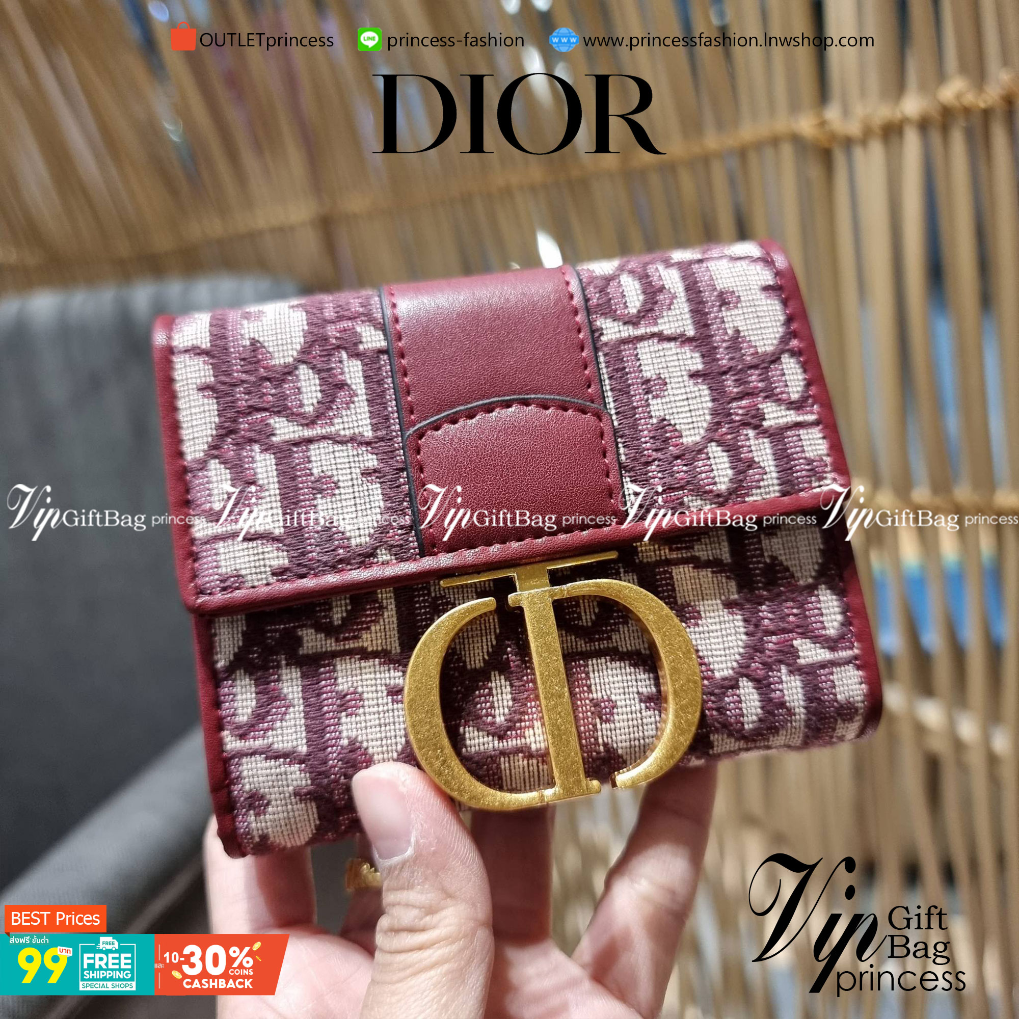 VIP 】CD TRIFOLD WALLET WITH GWP ที่สุดของความคลาสสิค กระเป๋าสตางค์ใบสั้นแบบพับ พรีเมี่ยมกิ๊ฟจากเคาน์เตอร์ วัสดุผ้าแคนวาสปักลาย สลับหนังแท้ภายใน โลโก้สีทองเหลือง สวยวินเทจ โดดเด่นเป็นเอกลักษณ์ ภายในมีช่องใส่บัตร ใส่ธนบัตร ใส่เหรียญได้ คัดมาให้แบบปังๆ ต้องจ