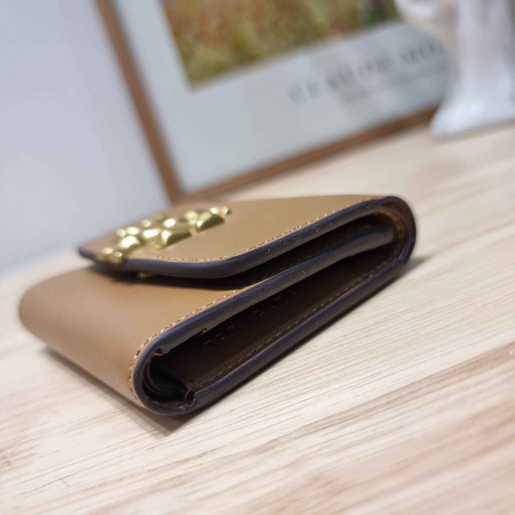 Tory wallet bag / TORY BURCH ELEANOR COMPACT WALLET กระเป๋าสตางค์ใบสั้นรุ่นขายดี แบบพับ ตัวมัมตัวแม่มากๆ ดูหรูหราทุกสี ดีไซน์คลาสสิค ขนาดกำลังพอเหมาะ โดดเด่นด้วยโลโก้สีทองดูแพง