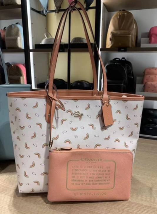 ลายหายากแล้วนะคะ🌈 COACH REVERSIBLE CITY TOTE RAINBOW PRINT ((F72720)) กลับมาอีกครั้ง! กระเป๋าทรงTote หนังแท้ กลับด้านได้ใช้ได้2ด้านค่ะ//ด้านนึงสีครีมลายรุ้ง//อีกด้านสีโอรส สวยงามค่ะ