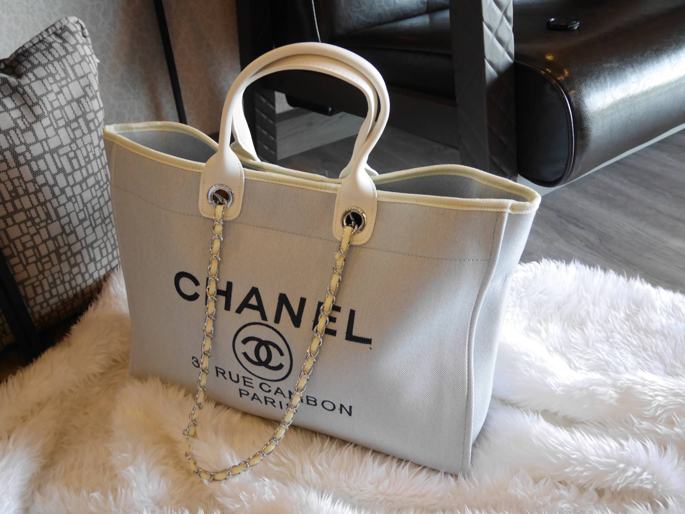 How Cute! 🎄🎄 รุ่นใหม่ล่าสุด!! ที่สาวๆรอคอย Chanel tote canvas bag จากงานพรีเมี่ยม VIP GIFT รุ่นดังเลยค้า Size ใหญ่อลัง บอกเลยว่า **งานดีที่สุด ตัวกระเป๋า กระเป๋าผ้าเป็นผ้า canvas เนื้อดีสมราคา สัมผัส นุ่มลื่นมือมากกกก อะไหล่เงินปั้มแบรนด์แ