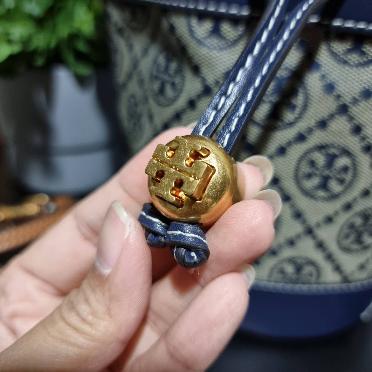 TORY BURCH T MONOGRAM JACQUARD MINI BUCKET BAG ที่สุดของรุ่นที่ตามหา!! ไอเท็มที่สาวๆเฝ้ารอ กระเป๋าบัคเก็ตทรงสวย ไซส์มินิ ที่ดาราเซเลปใช้กันมากมาย มาแล้วในราคาที่จับต้องได้