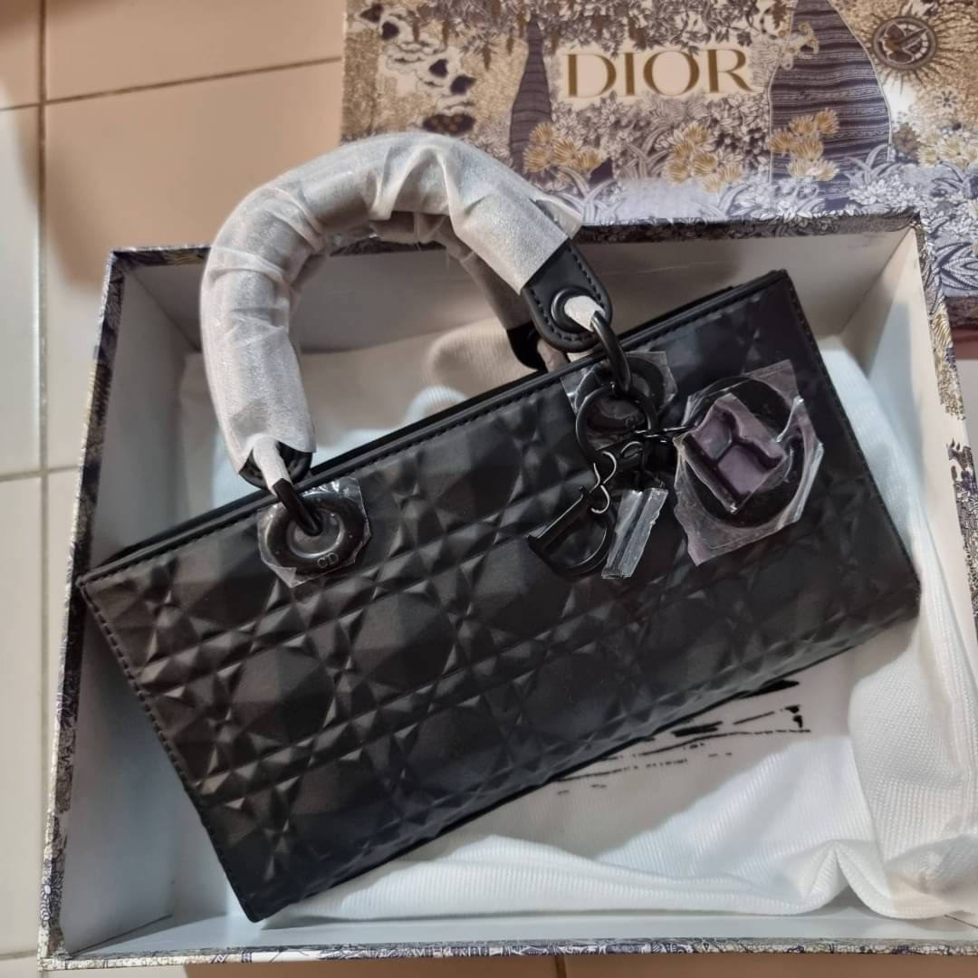 พร้อมส่ง DIOR LADY D-JOY BAG Cannage Calfskin with Diamond Motif / CD LADY D-JOY BAG ดีไซน์ใหม่ อัพเลเวลความหรู กับกระเป๋าสะพายข้างที่รอบนี้ดีไซน์รูปทรงโฉมใหม่ ใช้งานง่ายขึ้น สะดวกใช้มากขึ้น