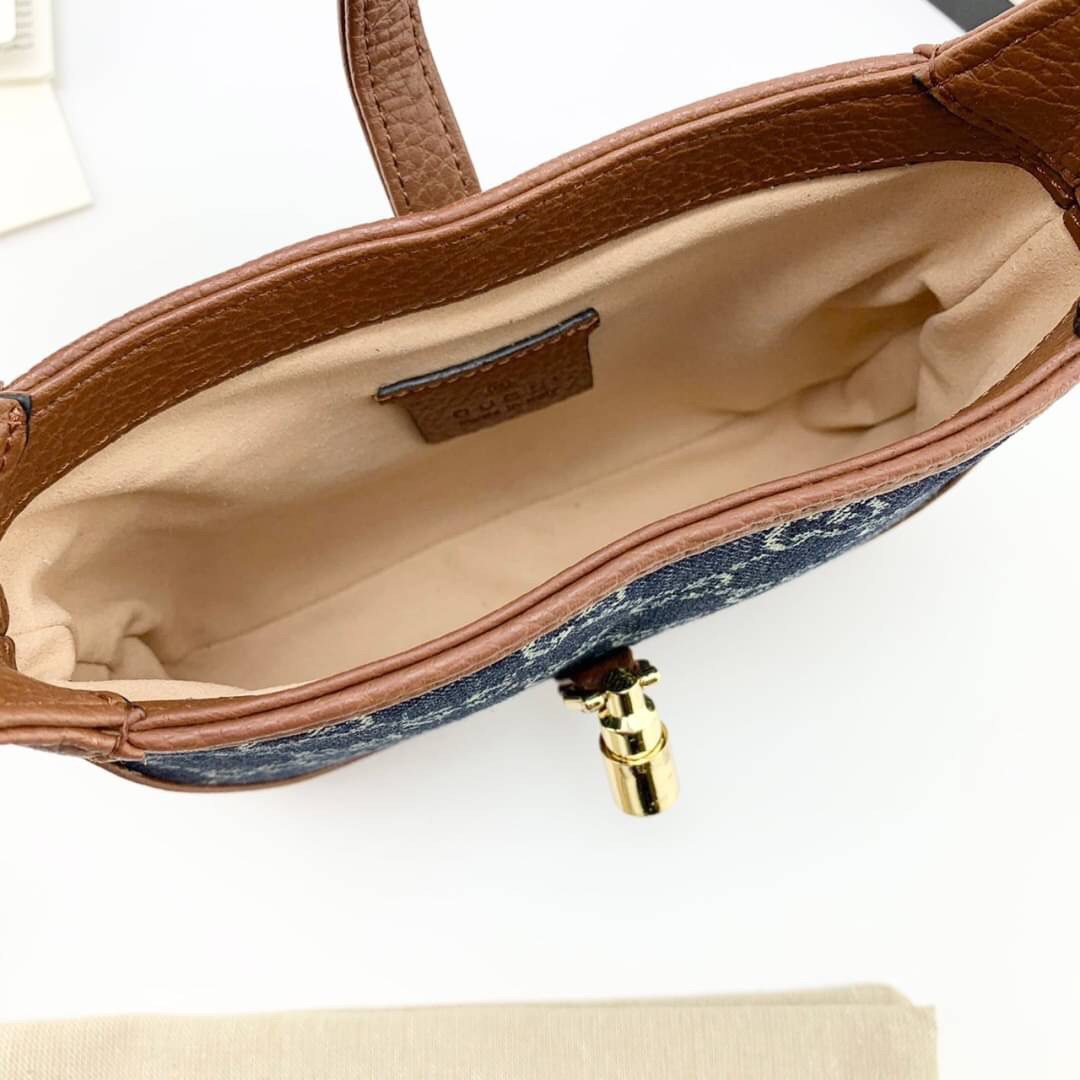 VIP GIFT 】หนังแท้ GUCCI Jackie 1961 mini shoulder bag กระเป่ารุ่นฮิตจาก Gucci ต้องบอกเลยว่าสำหรับสาวๆหลายคนนั้น ที่ชื่นชอบ หรือเป็นสาวกกลับแบรนด์อย่าง Gucci ต้องบอกเลยนะว่าสำหรับรุ่นนี้ห้ามพลาดไปทีเดียว บอกว่าได้เป็นตำนานควาวินเทจได้อย่างดี โดยขนาดของตัวก