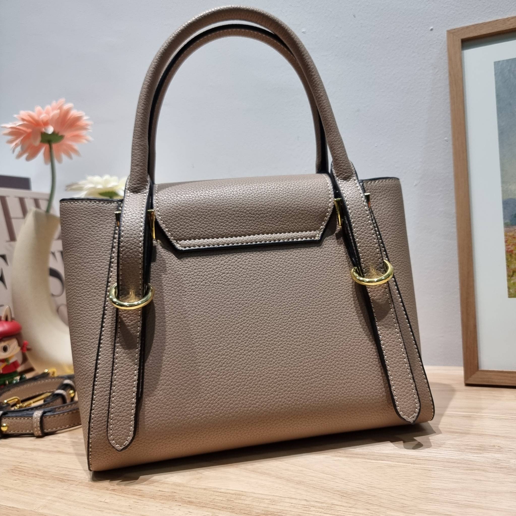 PRADA Saffiano leather bag / Prada leather bag กระเป๋าถือ/สะพายล่าสุด ที่ดีไซน์เรียบหรู สวยคมชัด เต็มไปด้วยดีเทลน่าใช้ สายคล้องไหล่ที่สามารถถอดออกได้