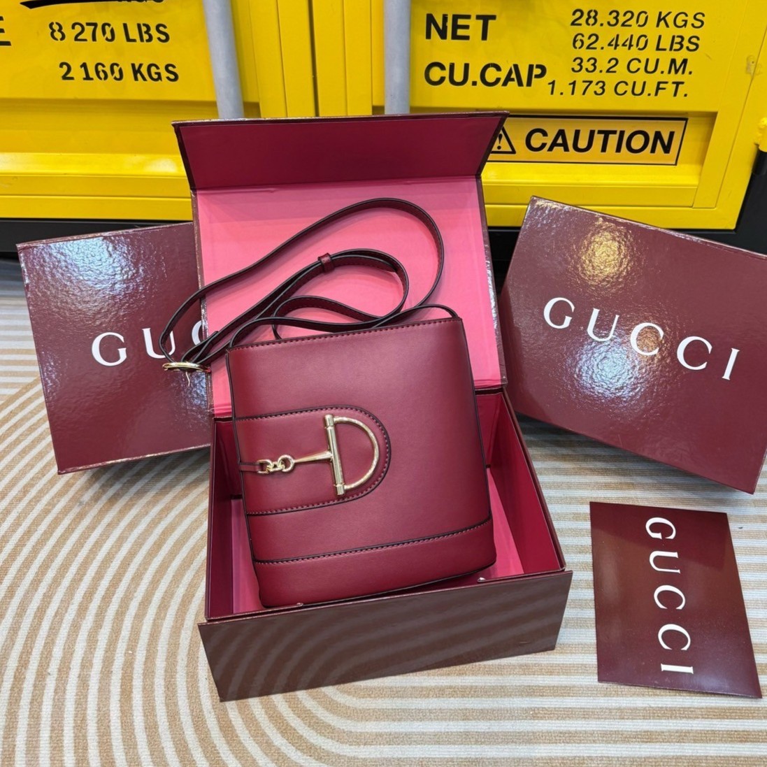 GUCCI 73 bucket bag กระเป๋าสะพายทรงบัคเก็ตยอดนิยม คอลใหม่ล่าสุด สุดยอดของความมีกิมมิคไม่เหมือนใคร วินเทจเรียบหรู ใช้แล้วดูแพง พร้อม box set โทนสีใหม่ของแบรนด์