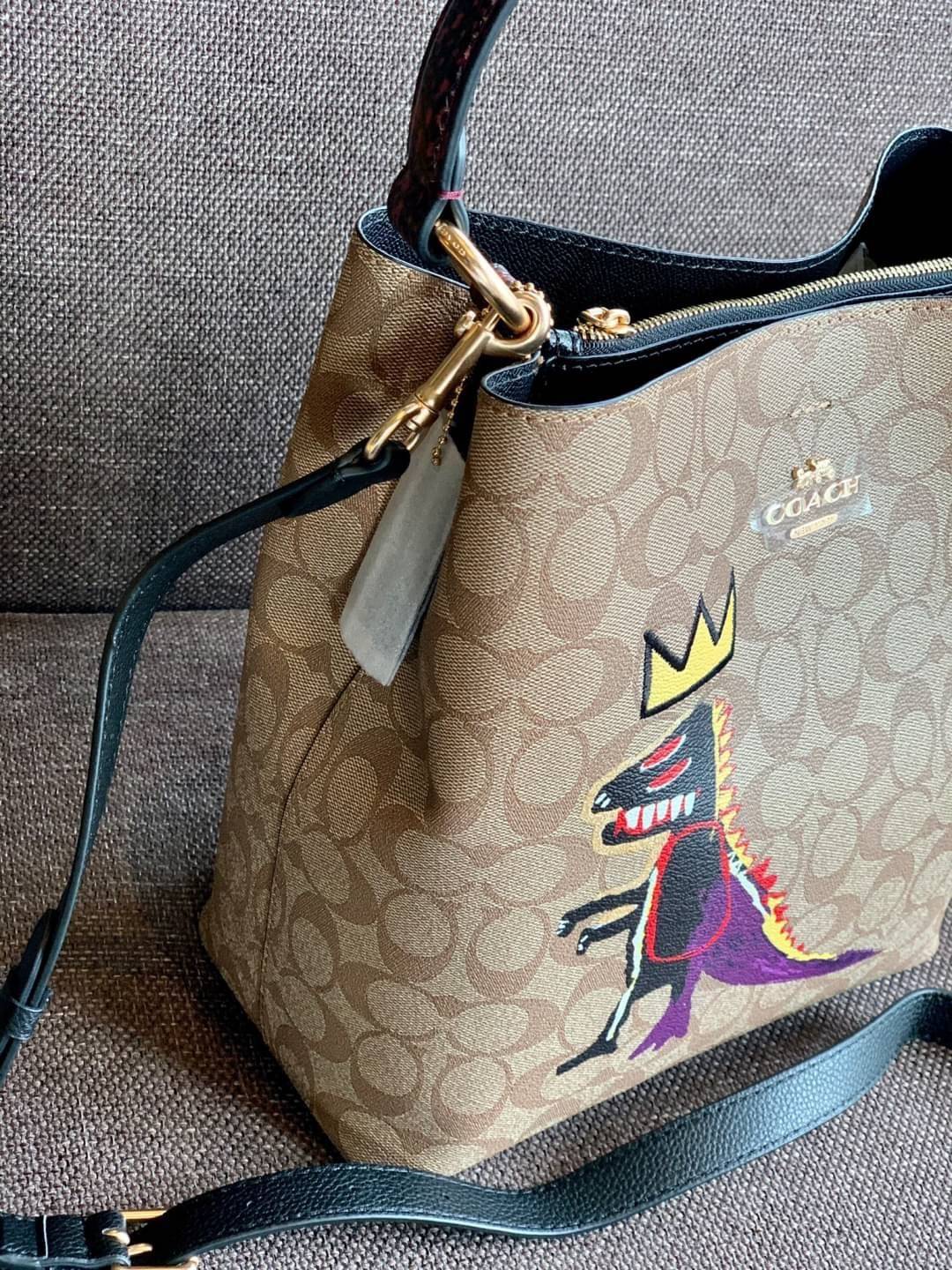 ใบใหญ่ตามมาติดๆ ห้ามพลาดค่า! Coach X Jean Michel Basquiat Town Bucket Bag In Signature Canvas ((C5787)) พร้อมส่งใบใหญ ใส่จุใจเลยจ้าา😘 กระเป๋าทรงถังใหญ่ วัสดุหนังแคนวาส หนังนิ่มสวยงาม 💥จุดเด่นคือเพนท์รูปก็อตซิล่าสวมมงกุฏ เป็นการออกแบบโดยการ