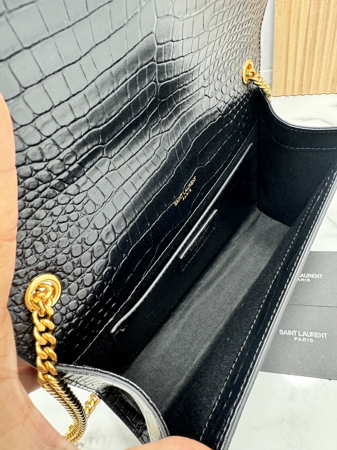 ORI หนังแท้ | 24cm Ysl Kate Croc Tassel Bag / YSL Woc Bag กระเป๋าสะพายทรง woc เรียบหรูดูแพงที่แท้จริง งานหนังลายจรเข้เต็มใบโดดเด่นด้วยโลโก้แบรนด์สุดหรู พร้อมพู่ห้อย รุ่นฮิตลอดกาลดูดีมีระดับ