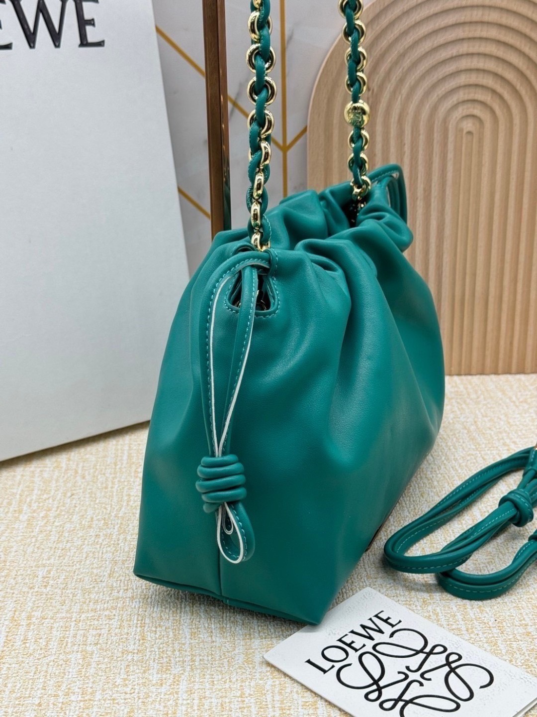 ORI หนังแท้ | Medium Loewe Flamenco purse in mellow nappa leather 30cm กระเป๋าสะพายทรงคลัช เรียบหรูดูแพง เรียบง่ายใช้งานสะดวก หนังแนปป้าให้สัมผัสนุ่มสบายผิว มาพร้อมสายสะพายร้อยห่วงหรูหรา