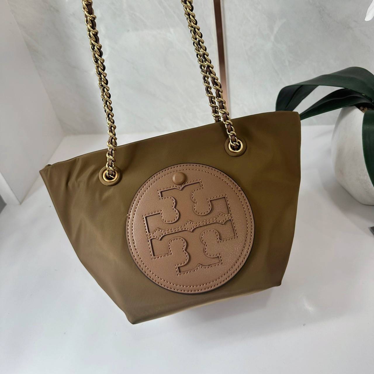 TORY BURCH Ella Chain Crossbody Nylon Bag กระเป๋าคล้องไหล่สายโซ่หรูหราโดดเด่นด้วยโลโก้หนังด้านหน้า สามารถปรับสะพายคอสบอดี้ สะพาลไหล่ได้