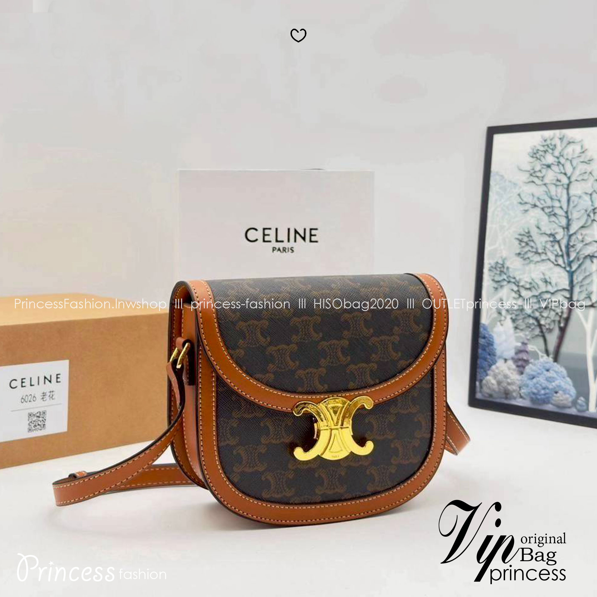 CELINE Teen BESACE in Triomphe canvas and leather กระเป๋าสะพายข้าง รูปทรงย้อนยุค สไตล์วินเทจลัคชู ภายในเป็นช่องโล่ง มีช่องย่อยให้อีก เป็นไอเท็มที่ควรต้องมีจริงๆ