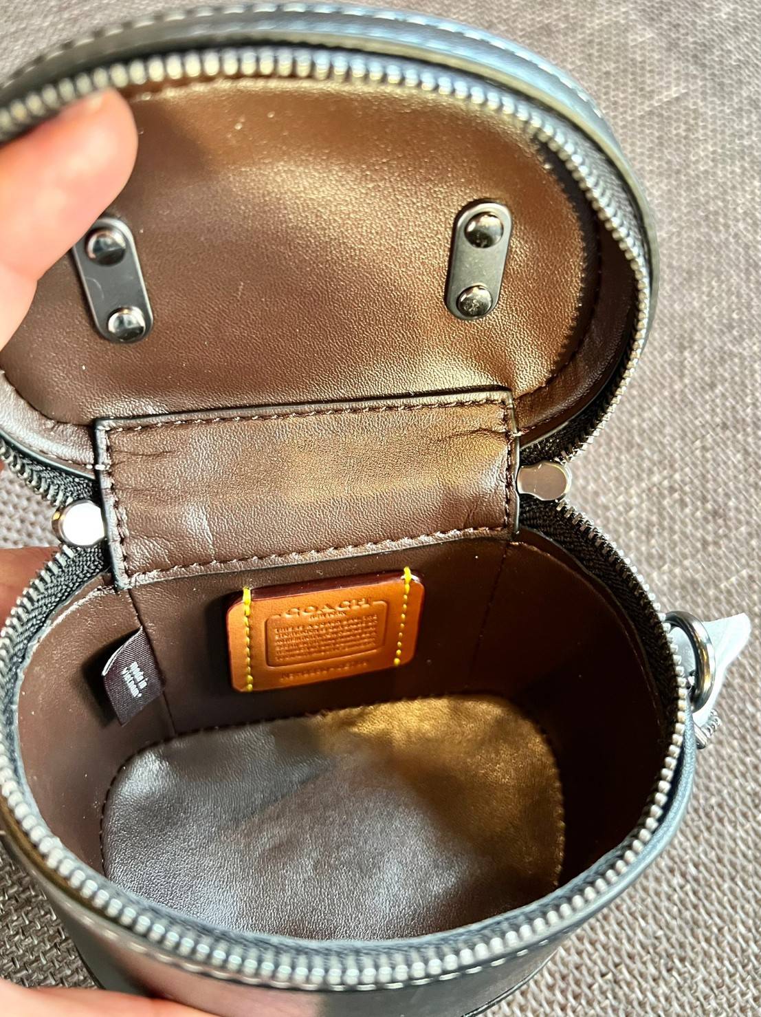 COACH TRAIL CROSSBODY 12 IN SIGNATURE CANVAS CE768 // CE769 มอบเป็นของขวัญปีนี้ รุ่นนี้ต้องเข้าแล้วล่ะคะ พร้อมส่งที่ไทยจำนวนจำกัด! ได้ล๊อตเปิดตัวราคาดีสุดมาค่ะ🎁มอบทันใช้ในช่วงเทศกาลปีใหม่นี้กันค่าา สวยไร้ที่ติ ✔️กระเป๋าใส่ของจำเป็นจุกจิก หน