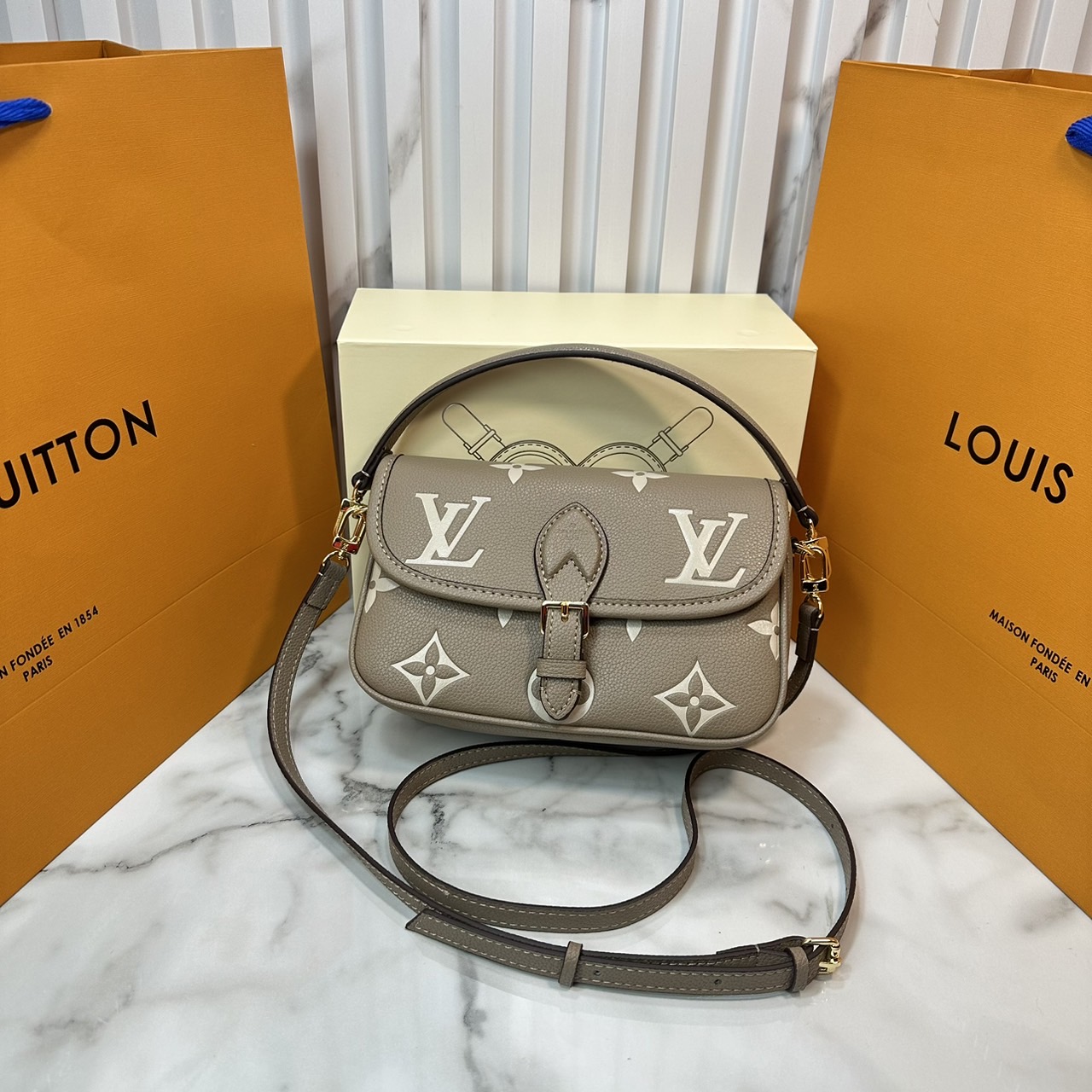LV Nano Diane Monogram Empreinte Leather กระเป๋าสะพายไซส์มินิดีไซน์น่ารักน่าใช้มากๆ พกไปไหนก็เหมาะ ตอบรับทุกโอกาสของสาวๆได้ง่าย แมทช์ได้ทุกลุคจ้า