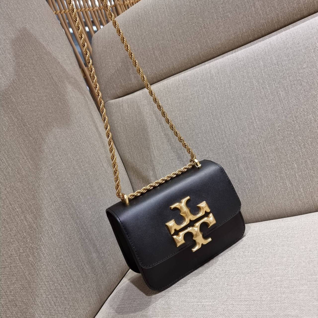 TORY BURCH ELEANOR SMALL CONVERTIBLE SHOULDER BAG ฮอตไอเท็ม รุ่นนี้ขายดีขายหมด คัมแบค!! สวยหรู คุณหนู ผู้ดี!! หายากมากที่สุด!! กระเป๋าสะพายข้าง ดีไซน์อยู่ทรง ขนาดกำลังสะดวกใช้สำหรับสาว วัสดุหนังแท้เต็มใบ สีทูโทน เปิด-ปิดด้วยแถบแม่เหล็ก ภายในแบ่งสัดส่วนได้