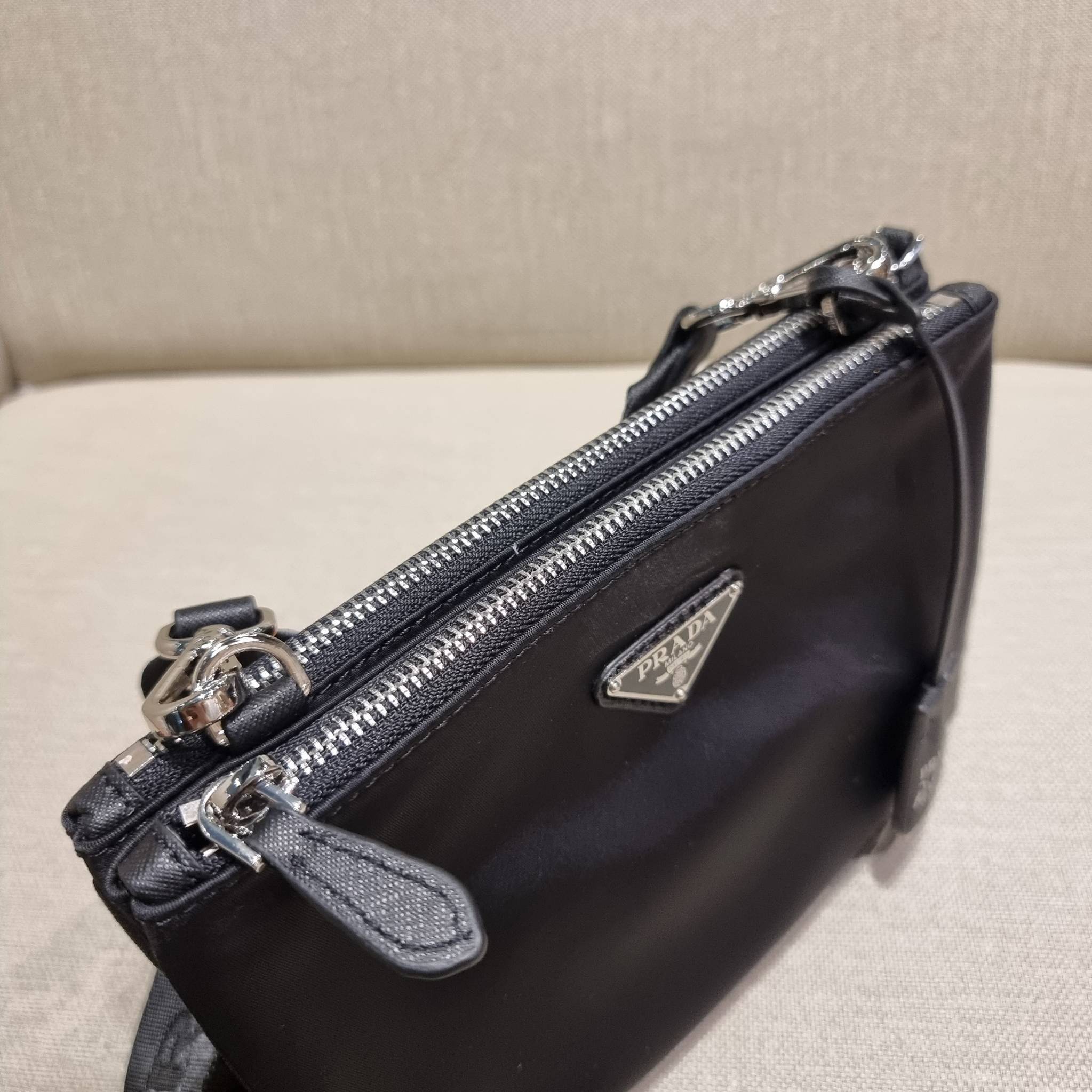 PRADA RE-EDITION 2000 RE-NYLON SHOULDER BAG ไอเท็มสุดโปรด unisex กระเป๋าสะพายข้าง ดีไซน์เรียบง่าย แต่มีความหรูในตัว รูปทรงพกพาสะดวก หยิบใช้ได้ในทุกๆวัน อีกหนึ่งคอลเลคชั่นขายดี วัสดุผ้าไนล่อนคุณภาพ พร้อมใบลูก ไว้ใส่เหรียญ ใส่กุญแจได้สารพัด เปิด-ปิดด้วยซิปห