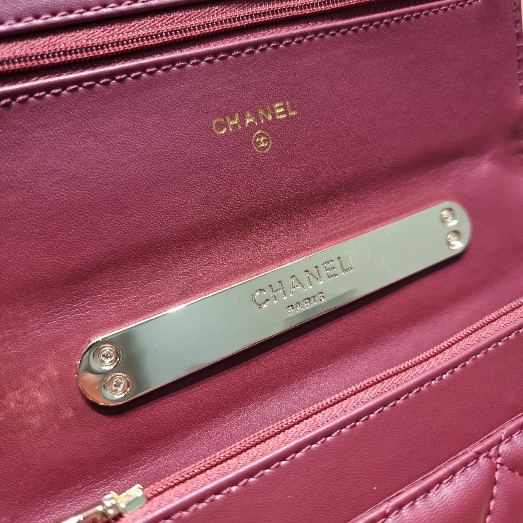 CHANEL woc with top handle black / CHANEL WALLET ON CHAIN กระเป๋าสะพายข้างไซส์กำลังดี สวยหรู ดีไซน์คลาสสิคผสานกิมมิคประจำแบรนด์ ทำให้ไอเท็มนี้เพิ่มมูลค่าขึ้นไปอีก สร้างสรรค์ตัวกระเป๋าด้วยหนังแกะ สัมผัสสบายมือ ใช้งานสะดวกด้วยกระดุมแม่เหล็ก ภายในกระเป๋าแบ่ง