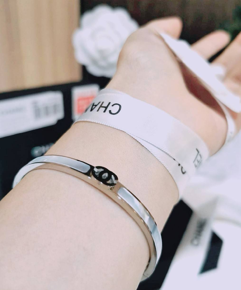 CHANEL BANGLE BRACELET VIP สุดเลอค่า ไอเท็มหายากชวนสะสมดีไซน์สวยคลาสสิคเลอค่า ไอเท็มแบบนี้นานๆจะหลุดมาให้ช้อปจะซื้อใช้เองหรือมอบเป็นของขวัญก็เลิศหรูดูดี สินค้ามาใน Original Package ไอเท็มหายากห้ามพลาดค่ะ!